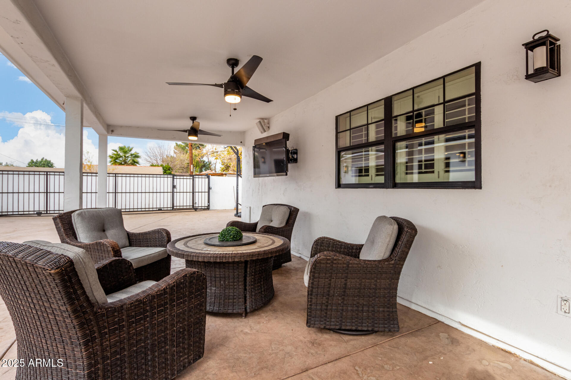 4017 E WILSHIRE Drive