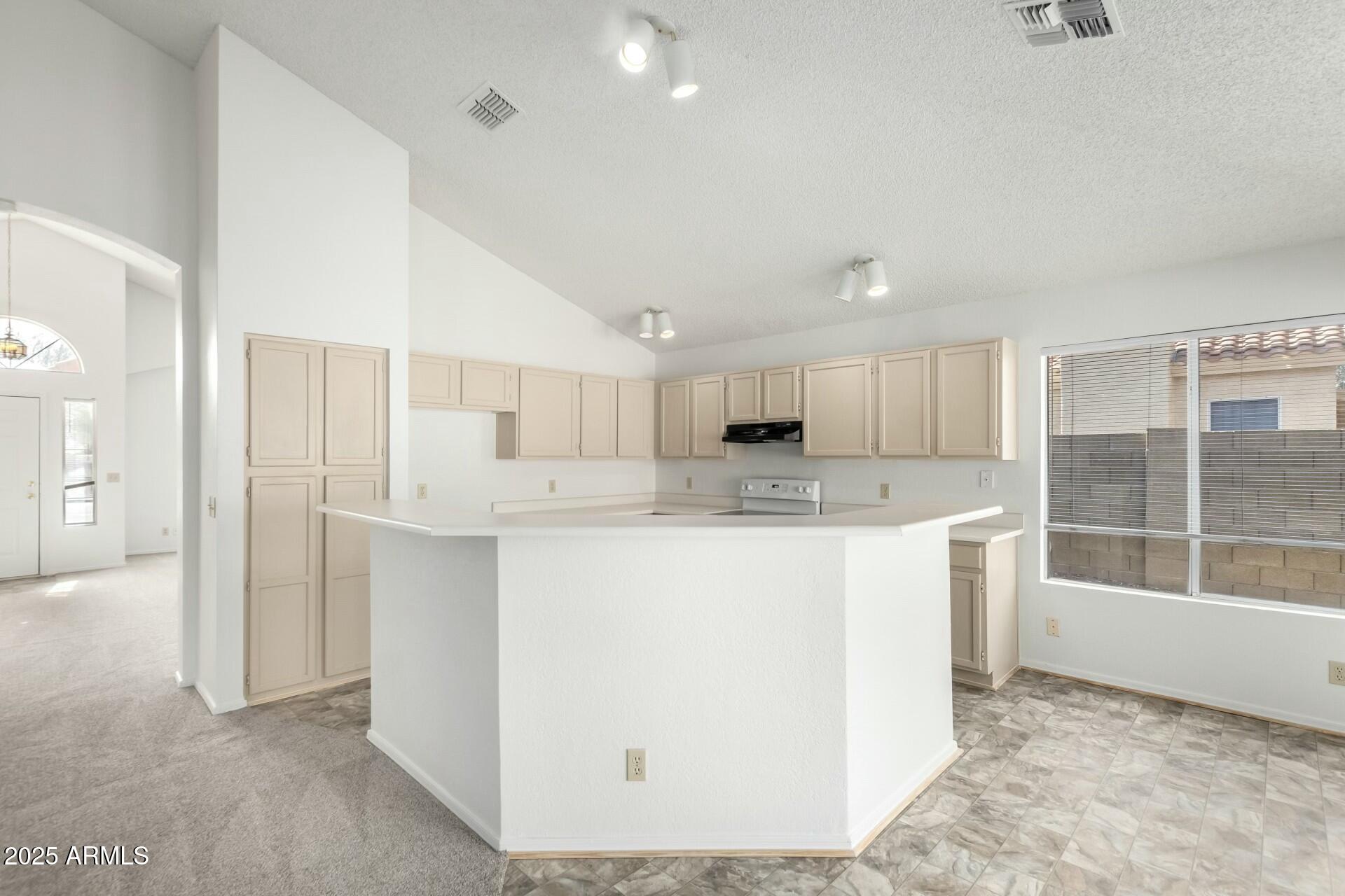 6634 E PRESTON Street