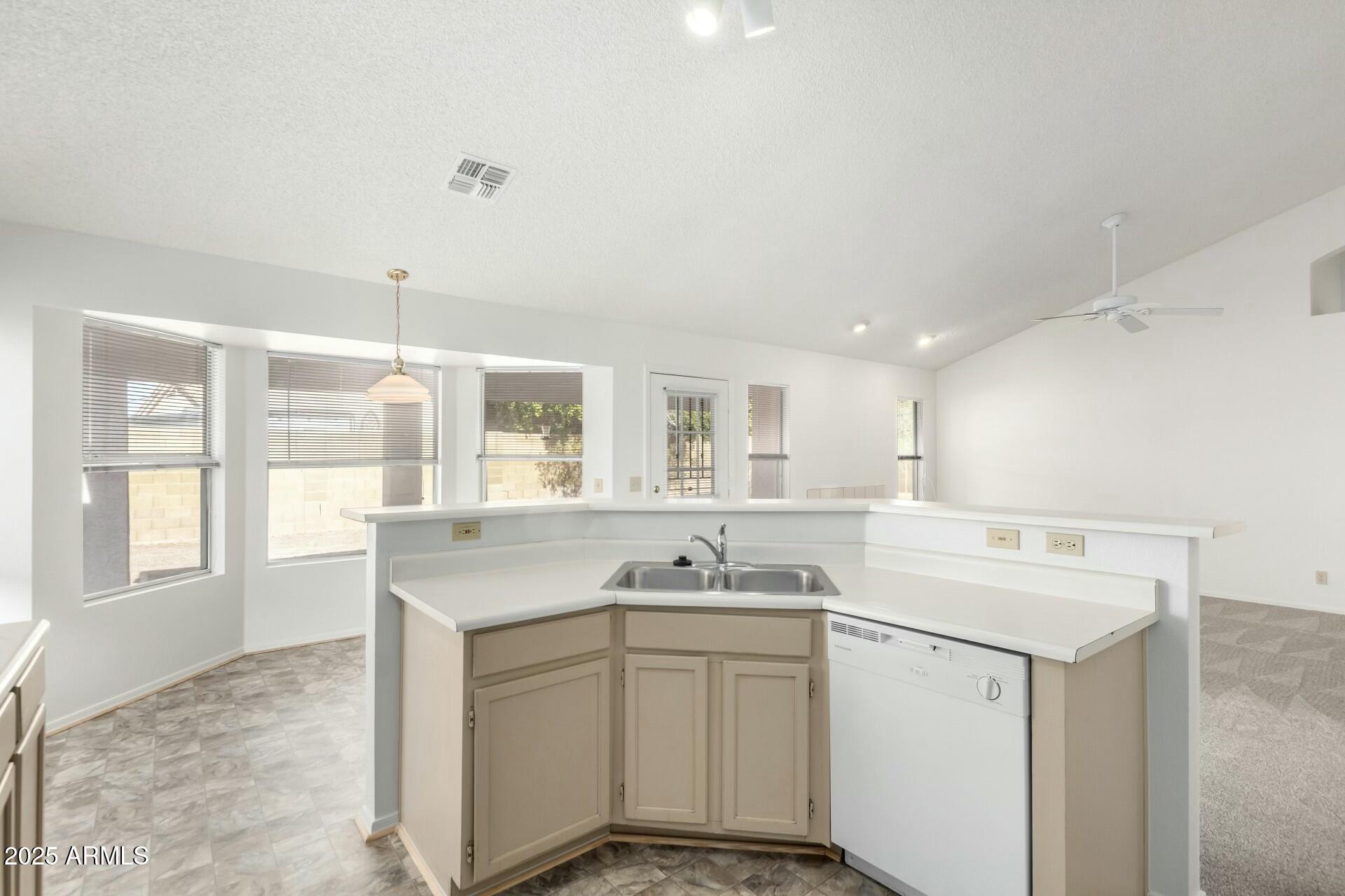 6634 E PRESTON Street