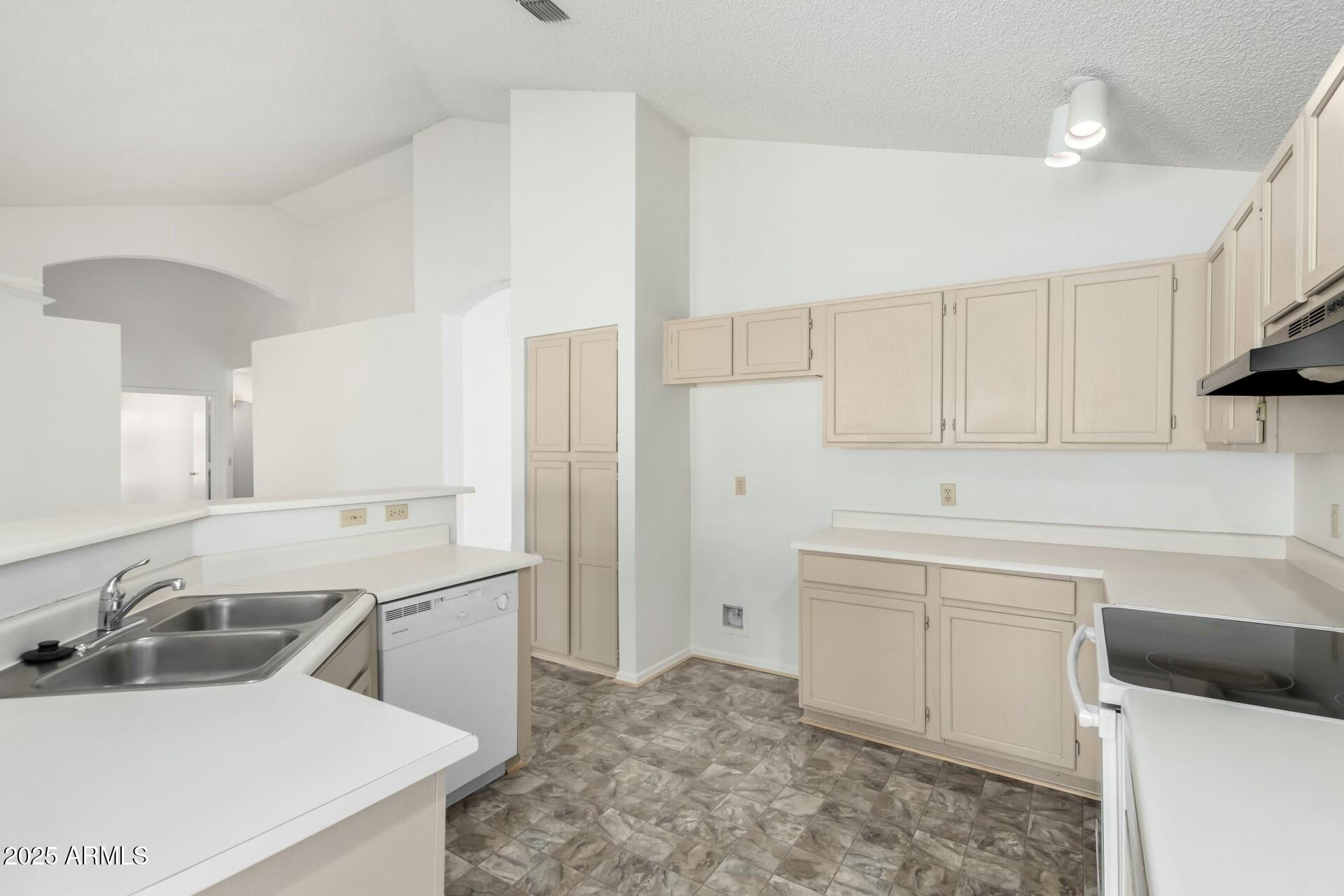 6634 E PRESTON Street