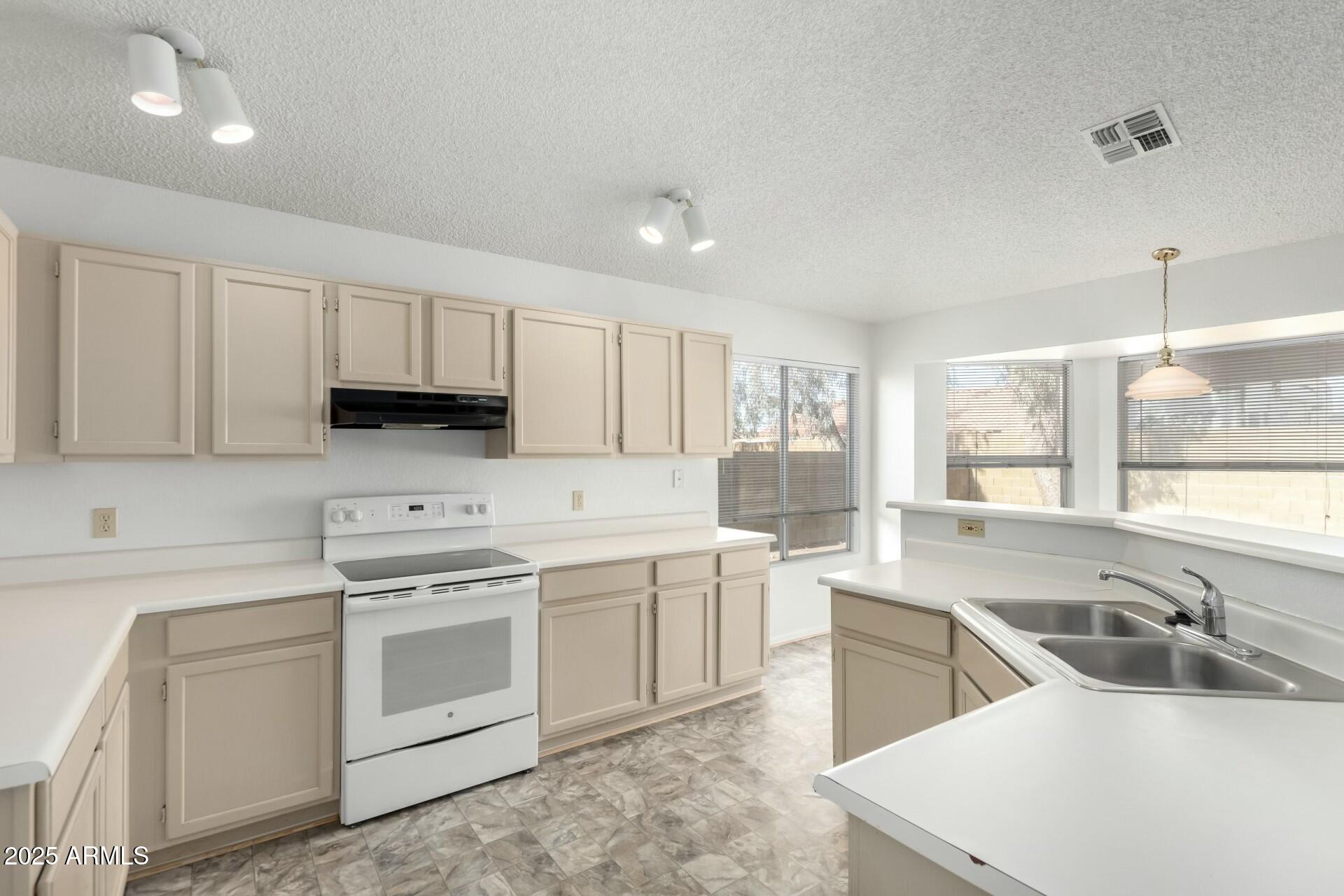 6634 E PRESTON Street