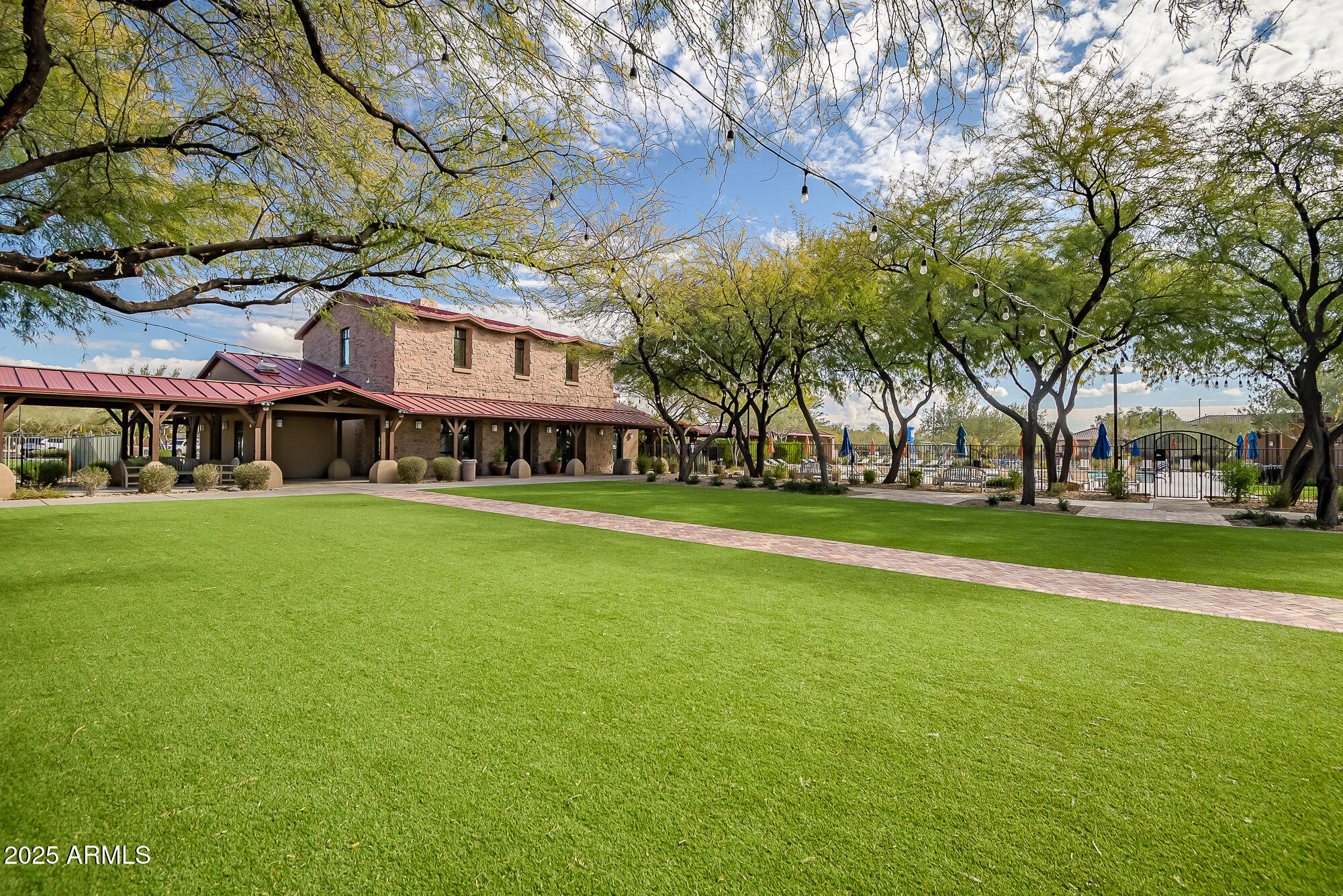 2425 W BRONCO BUTTE Trail 1032