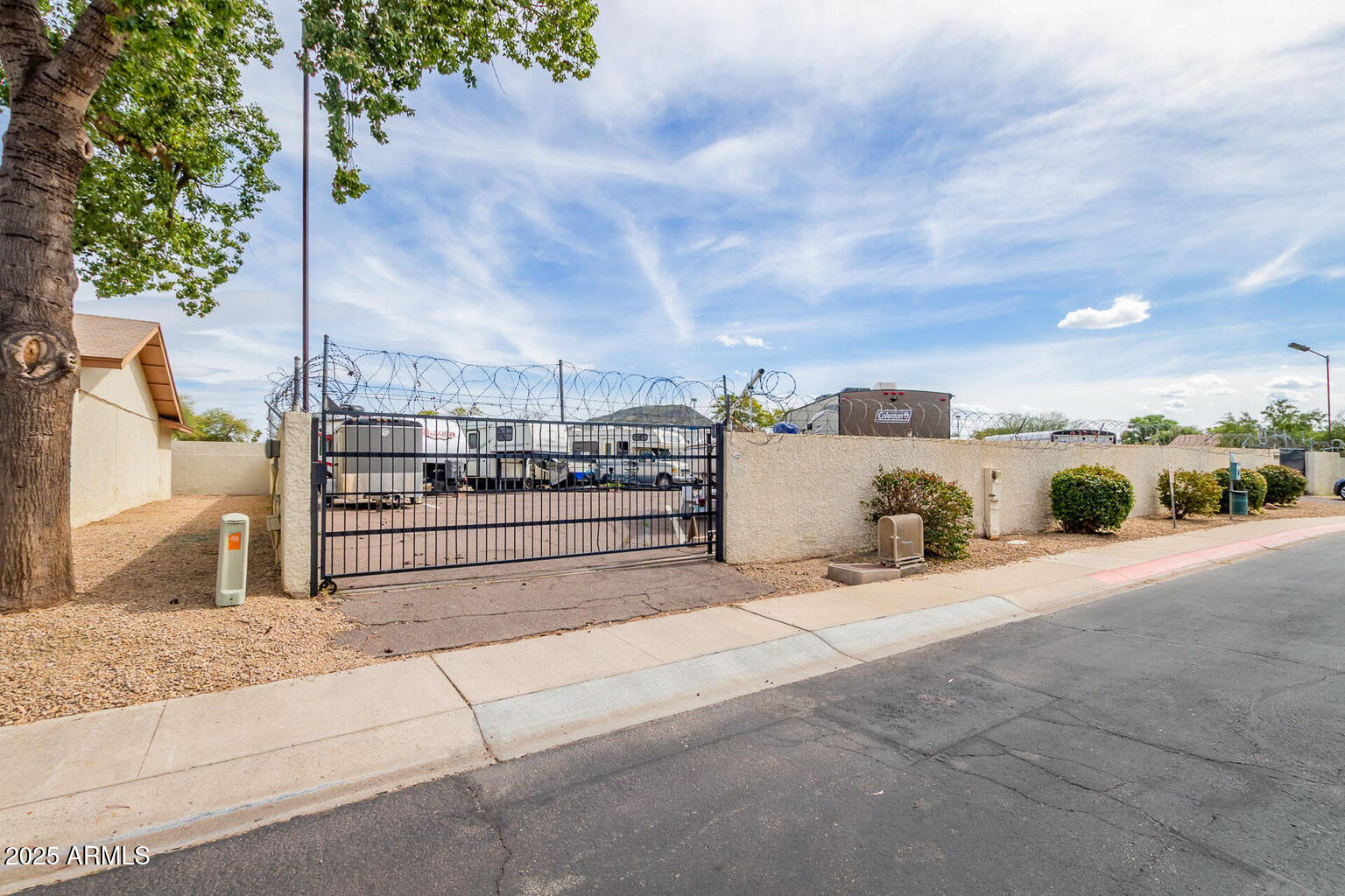 2408 W WILLOW Avenue