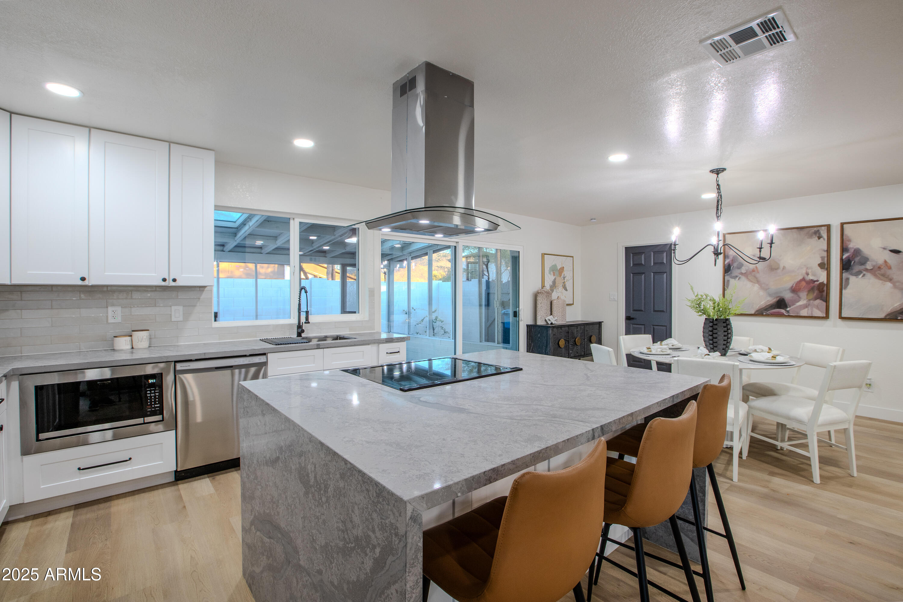 2408 W WILLOW Avenue