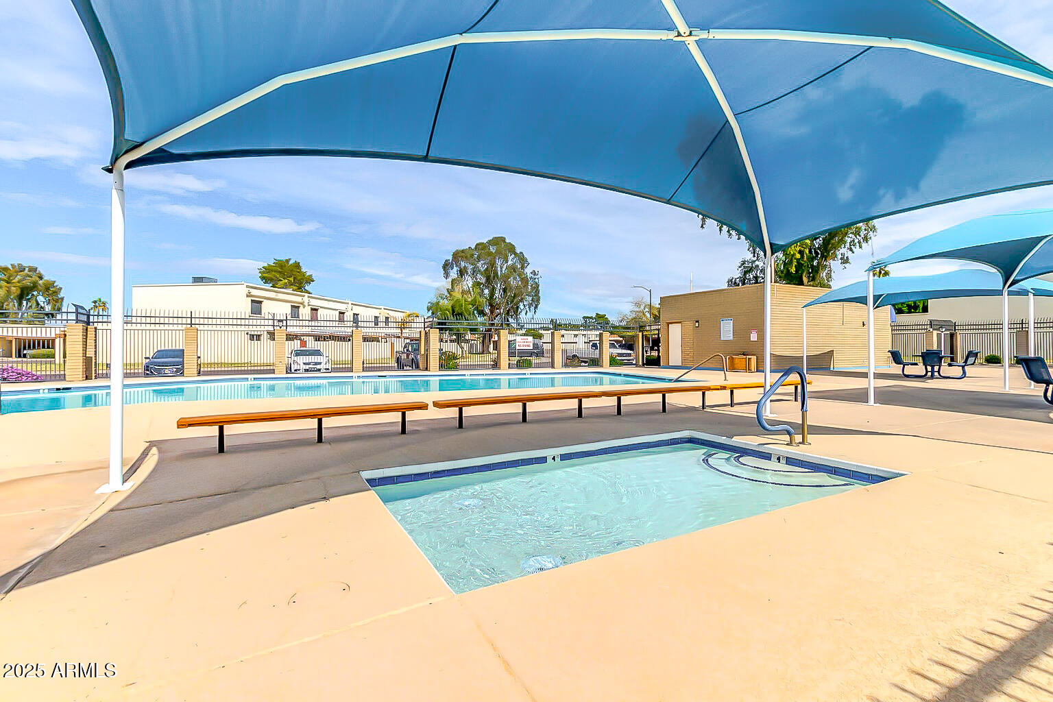 2408 W WILLOW Avenue