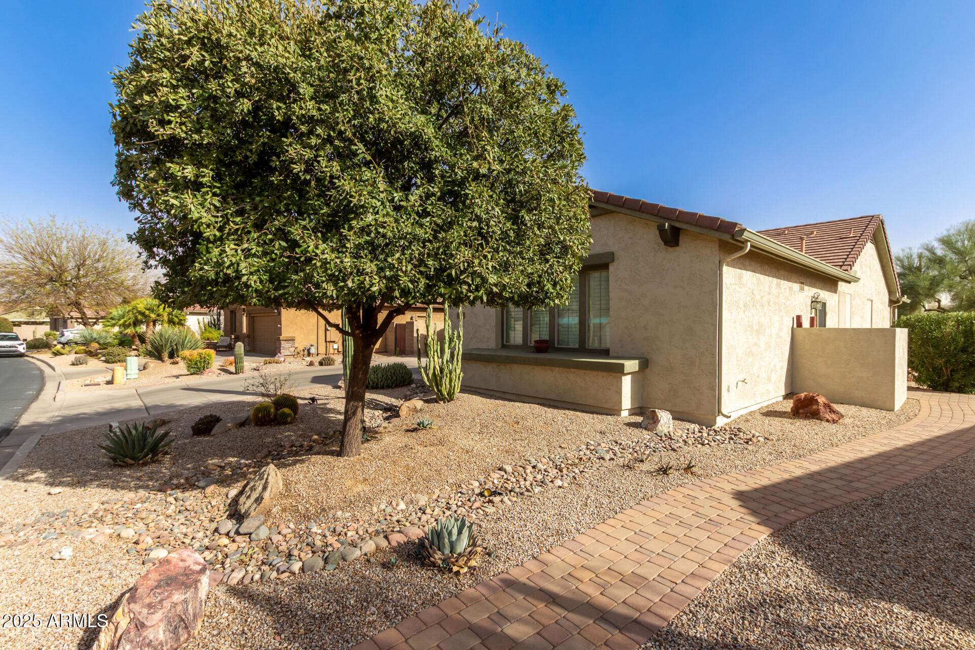 583 W BISMARK Street