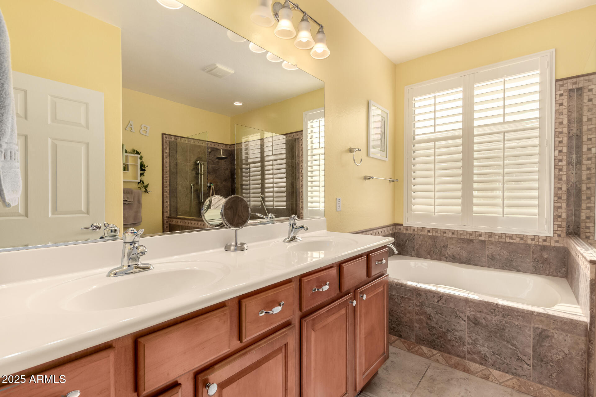 583 W BISMARK Street