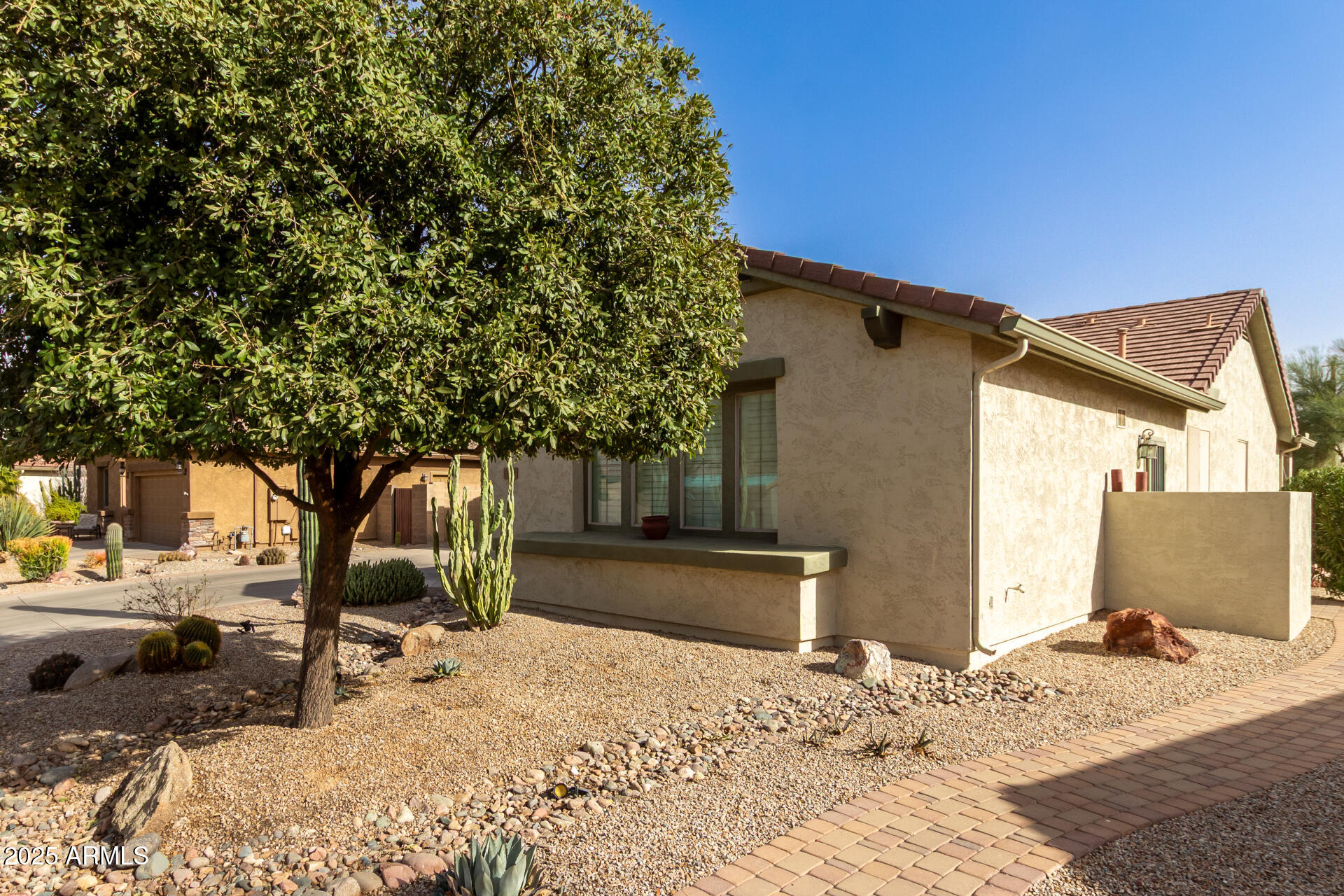 583 W BISMARK Street