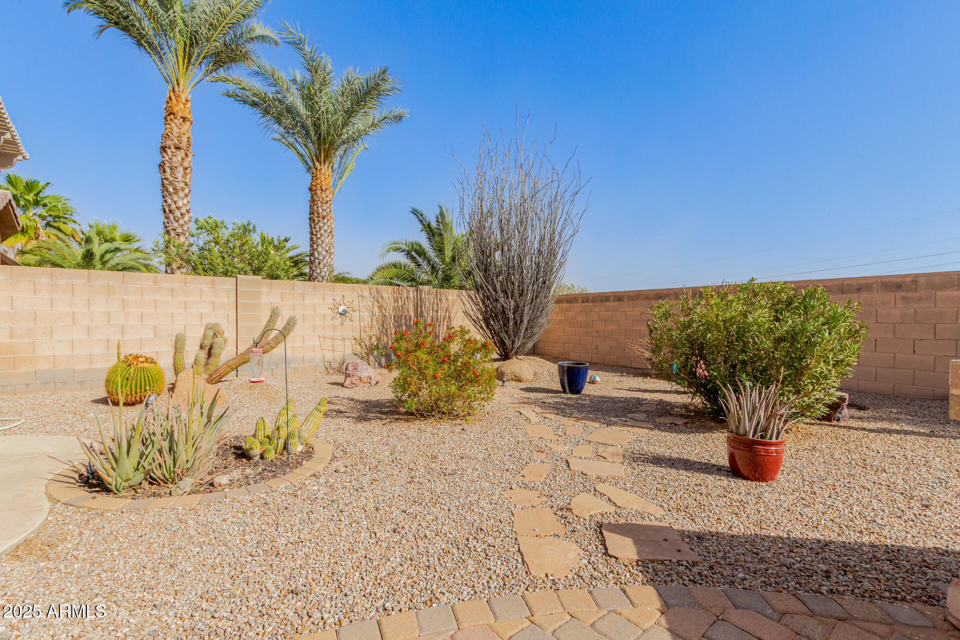 583 W BISMARK Street