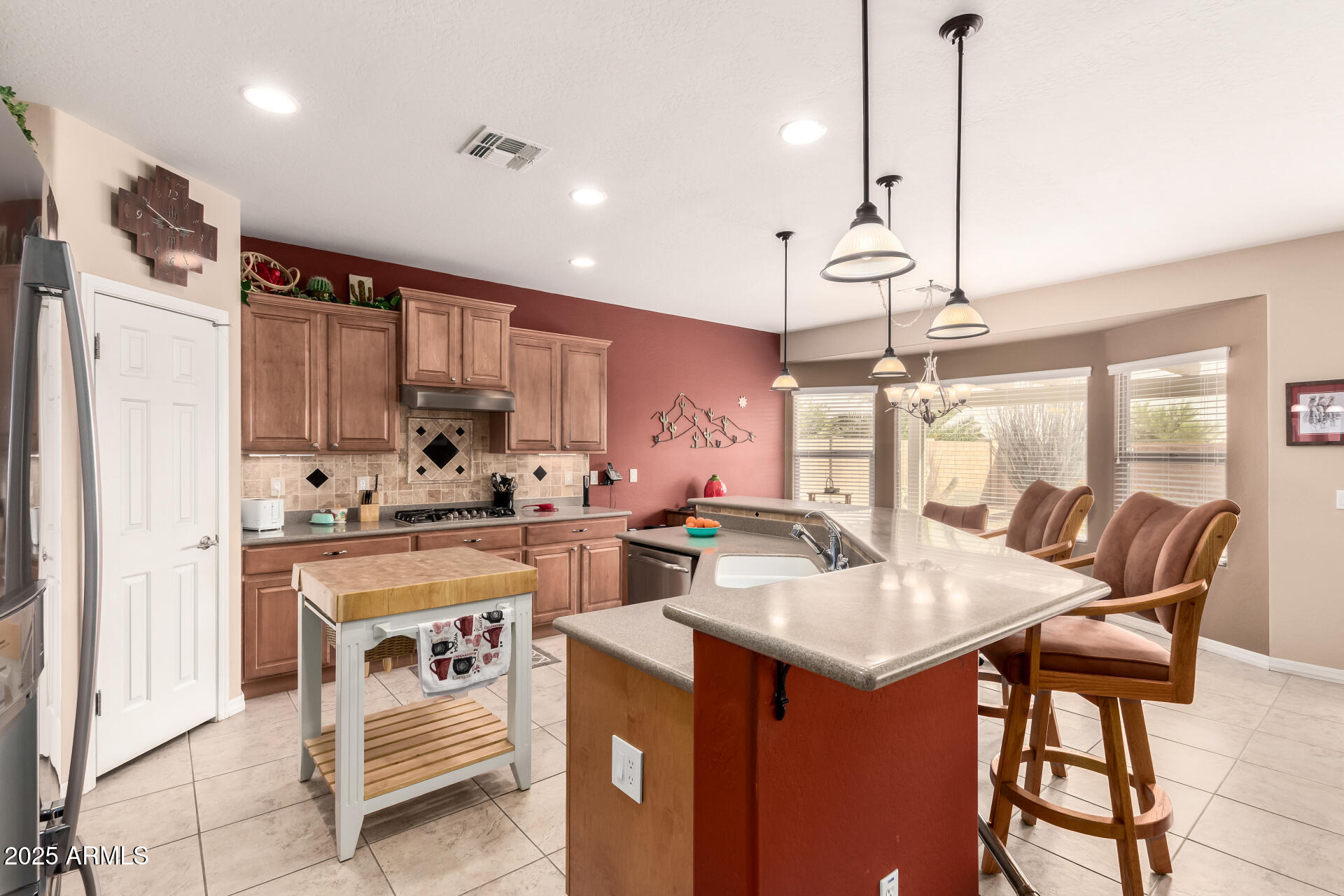 583 W BISMARK Street