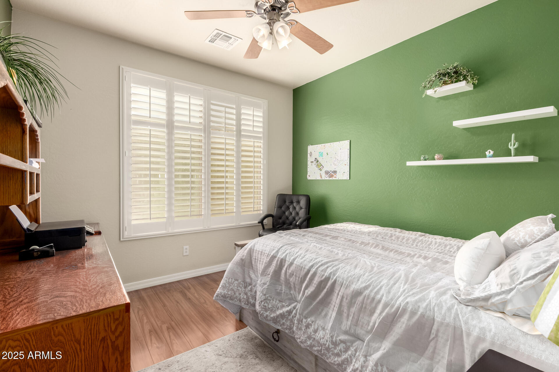 583 W BISMARK Street