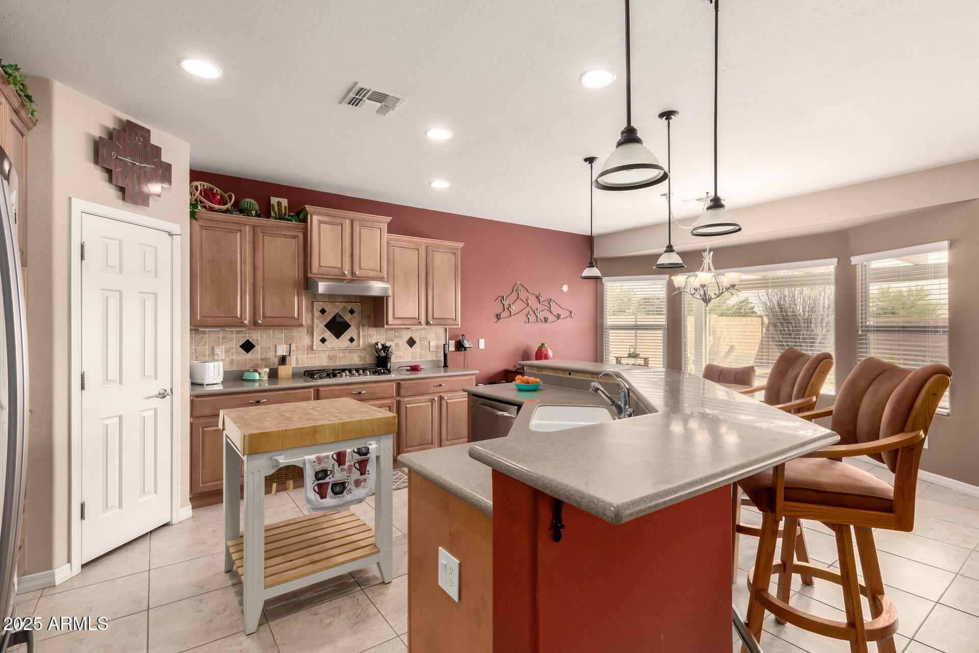 583 W BISMARK Street