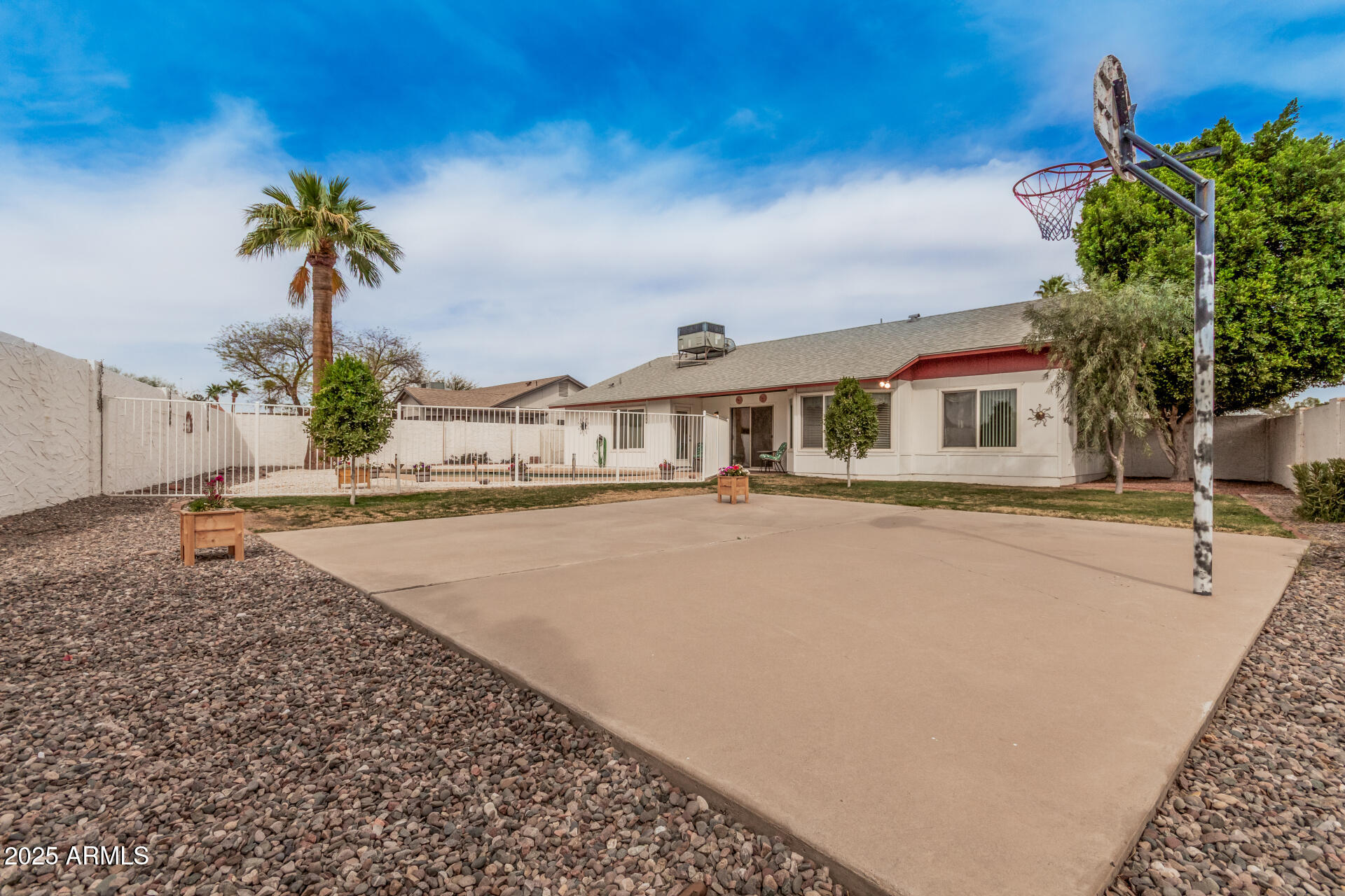 2327 W Rockwell Court