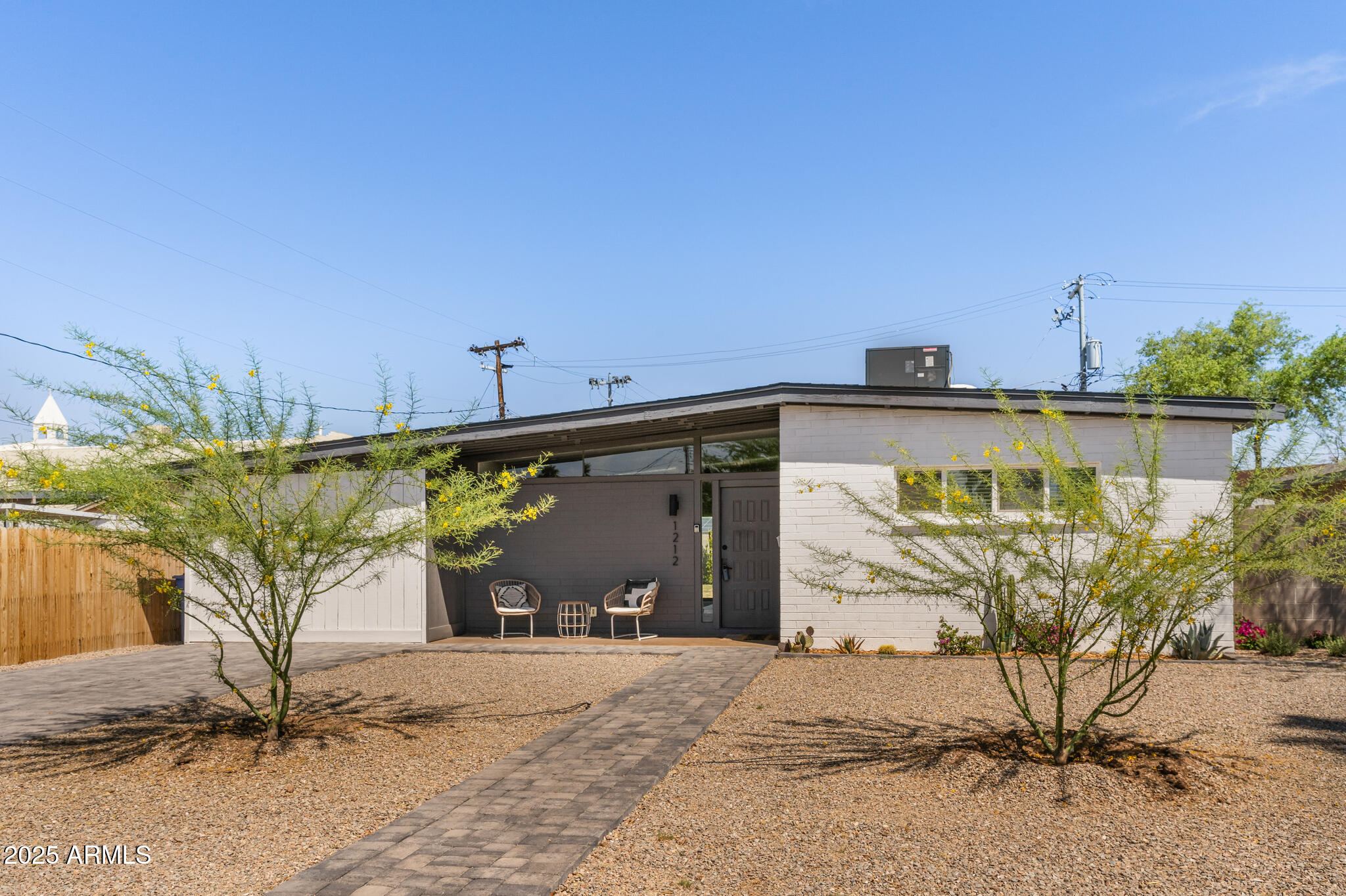 1212 E INDIANOLA Avenue