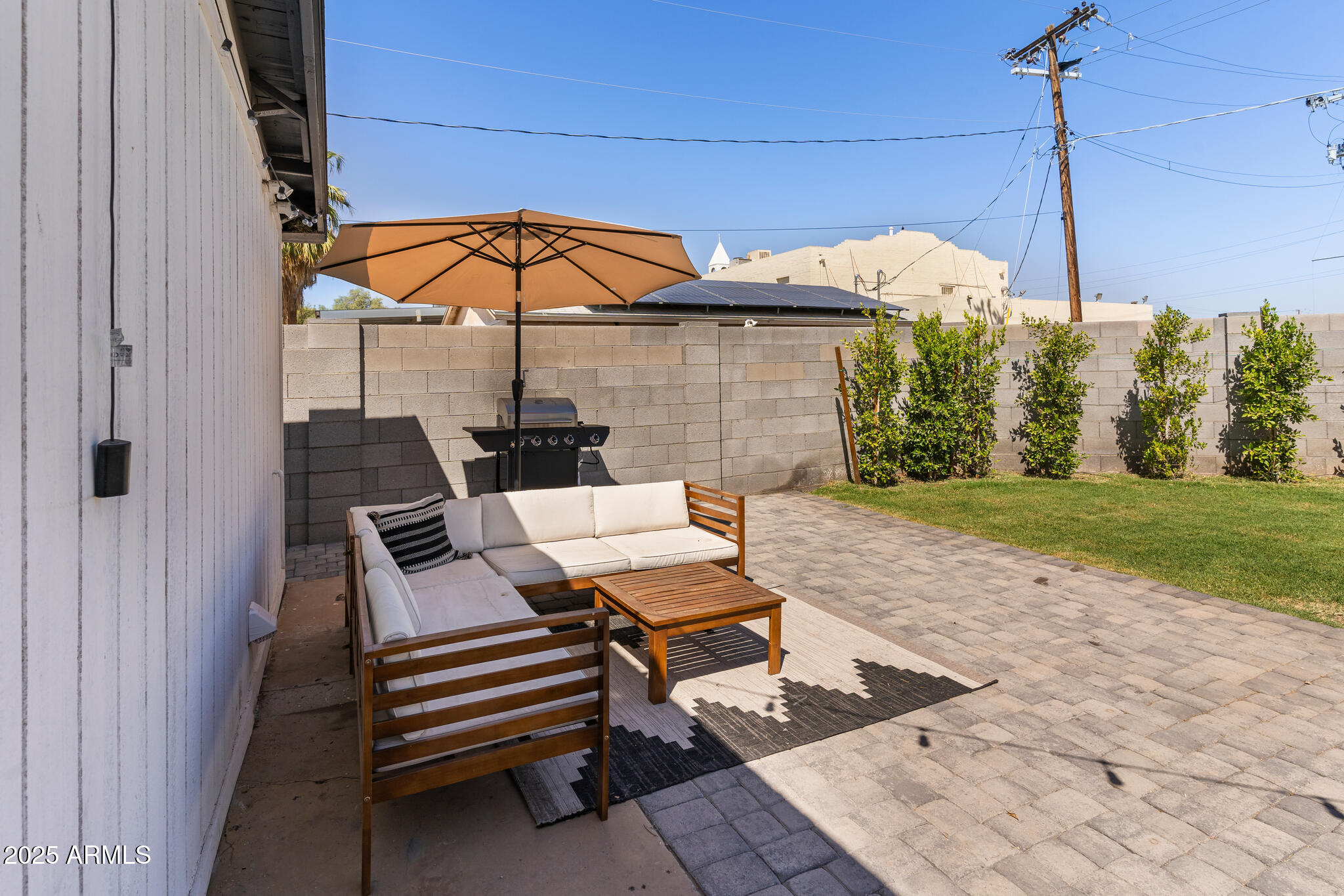 1212 E INDIANOLA Avenue