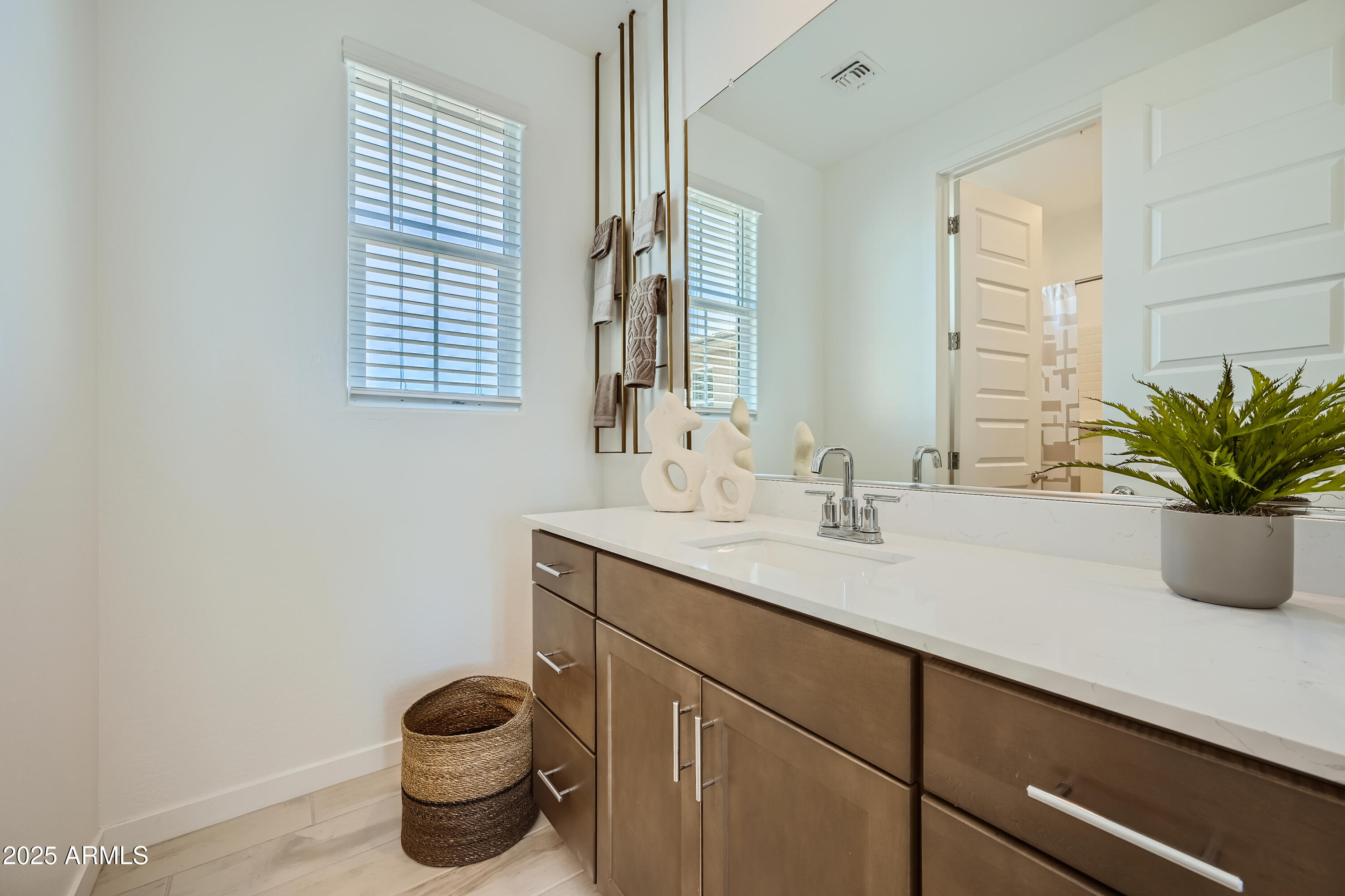 10049 E ULYSSES Avenue