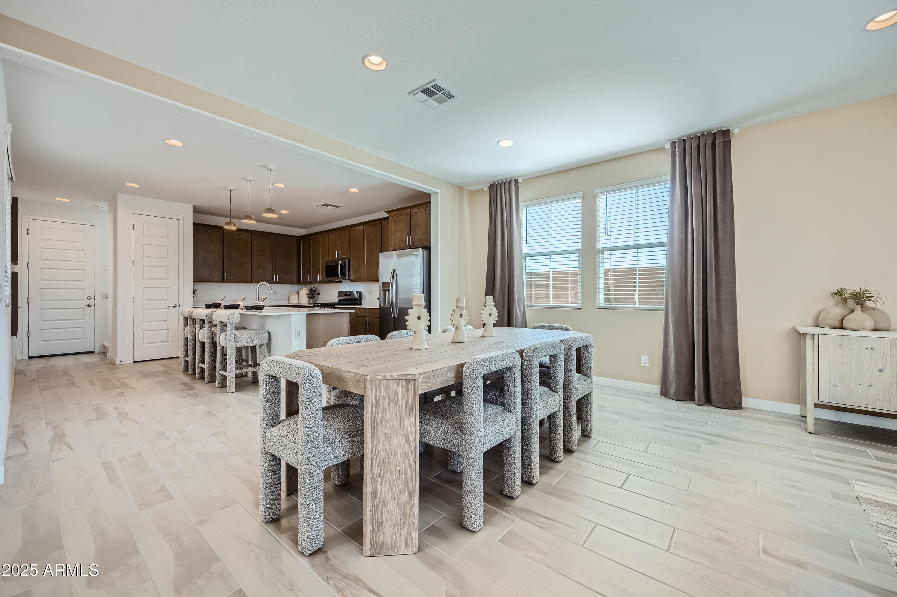 10049 E ULYSSES Avenue