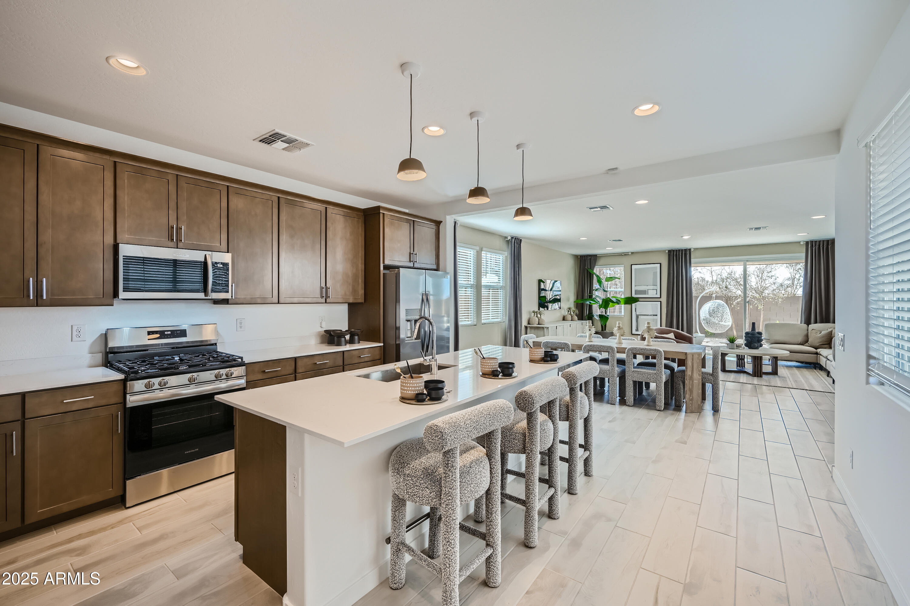 10049 E ULYSSES Avenue