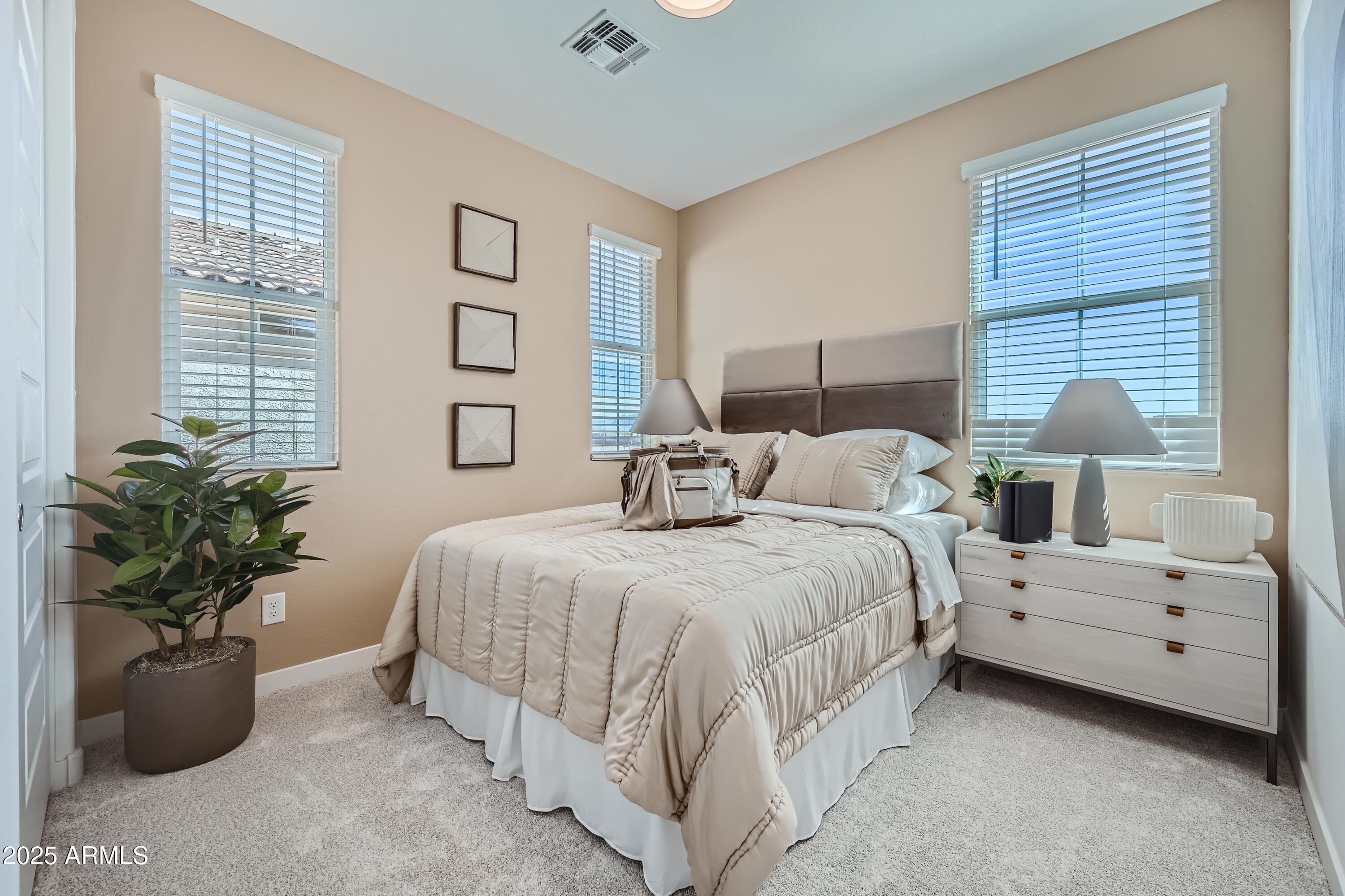 10049 E ULYSSES Avenue