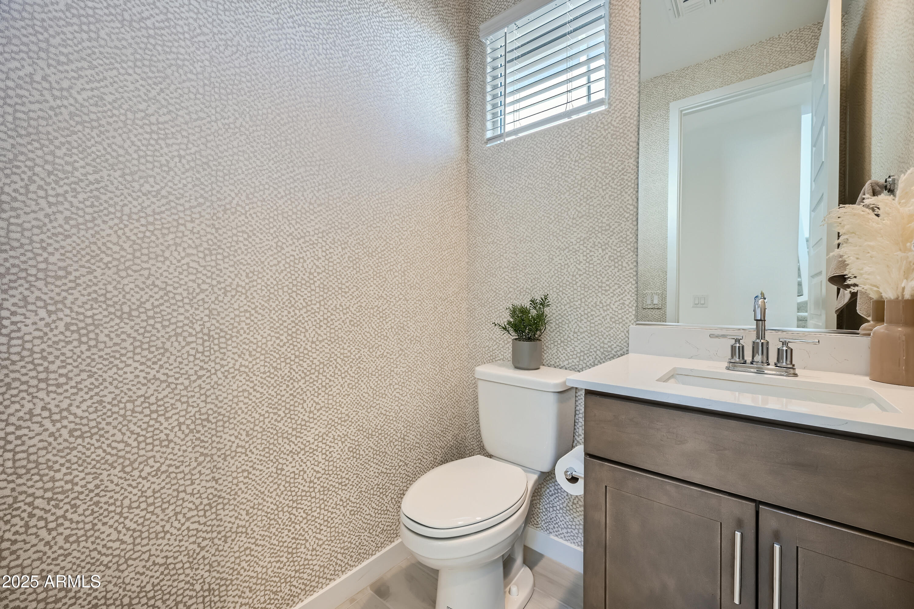 10049 E ULYSSES Avenue