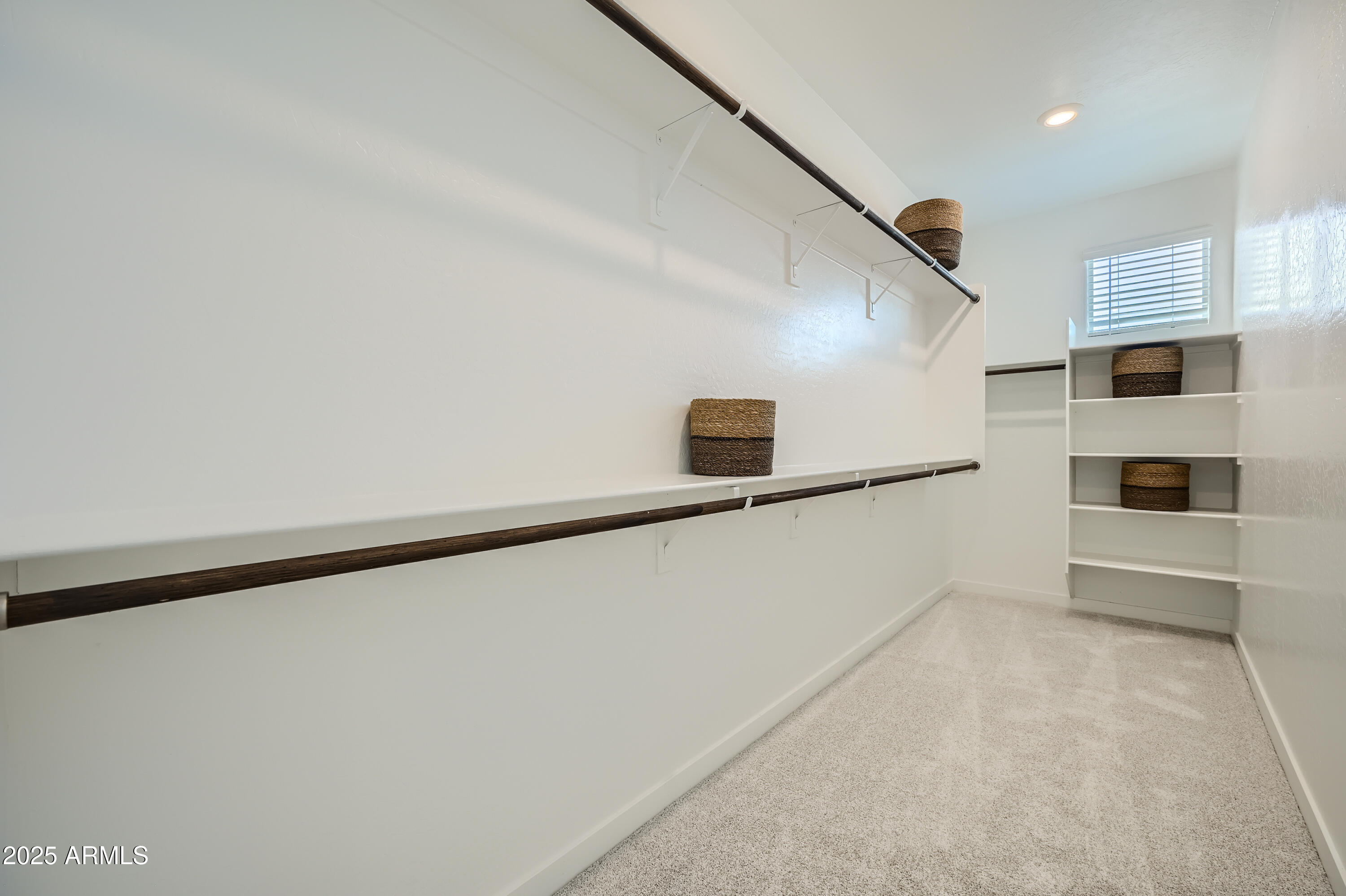 10049 E ULYSSES Avenue