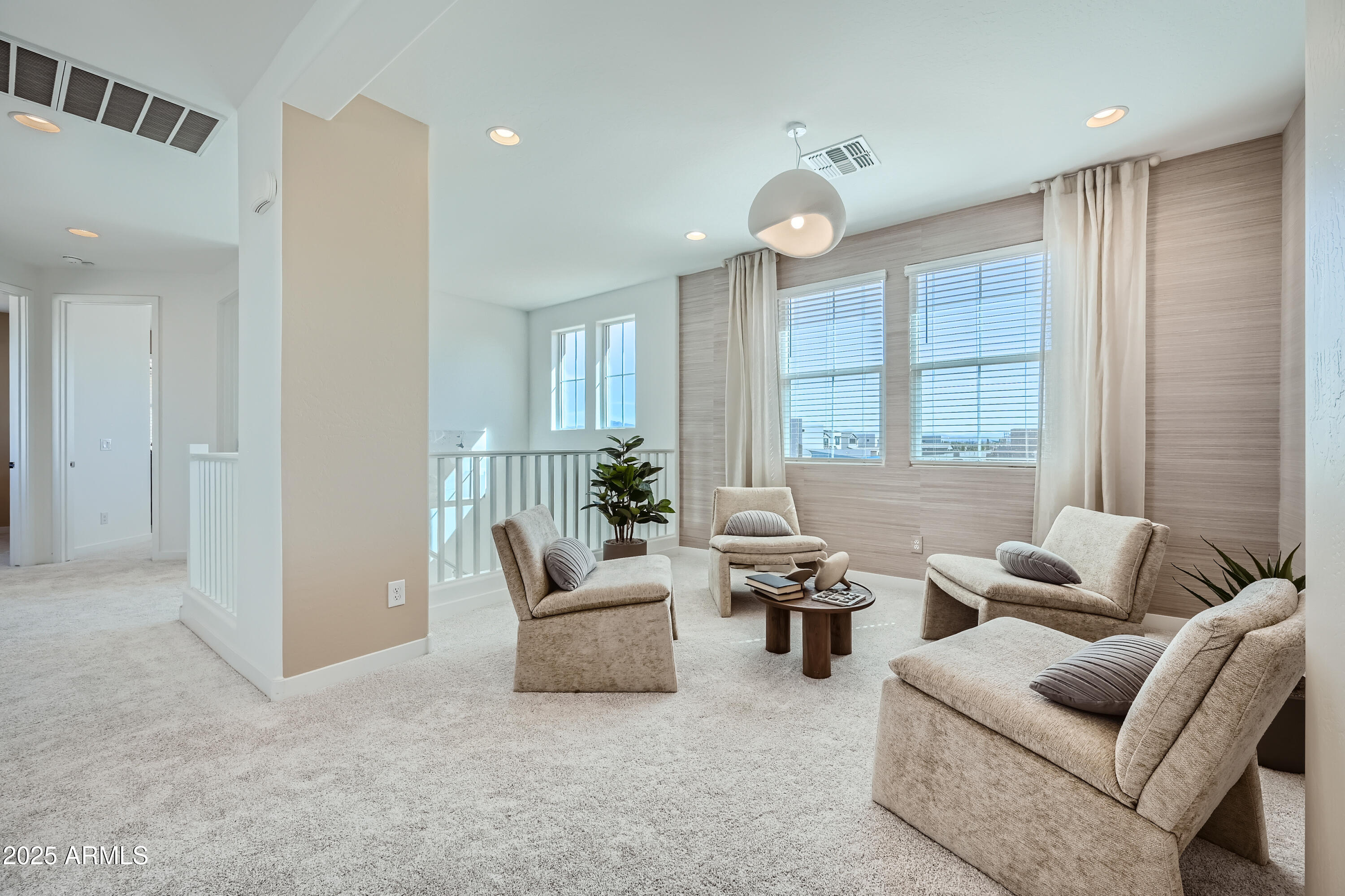 10049 E ULYSSES Avenue