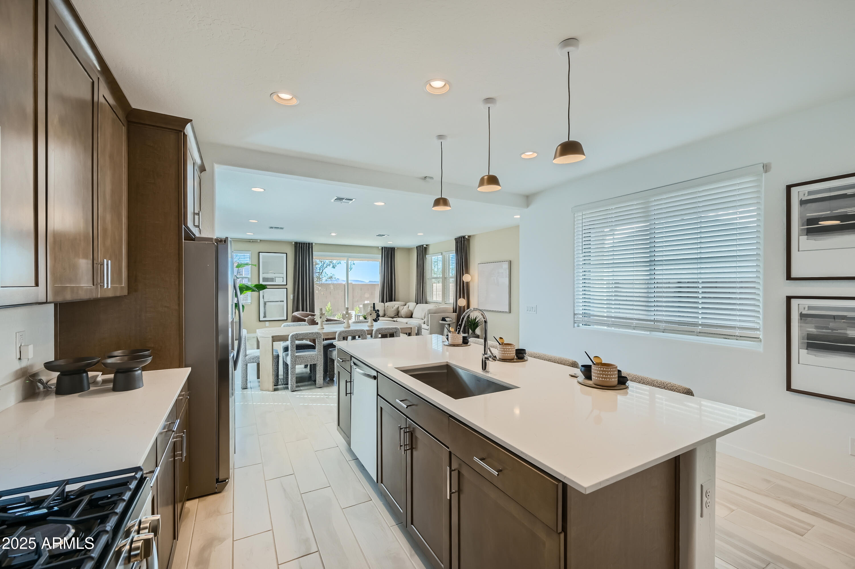 10049 E ULYSSES Avenue