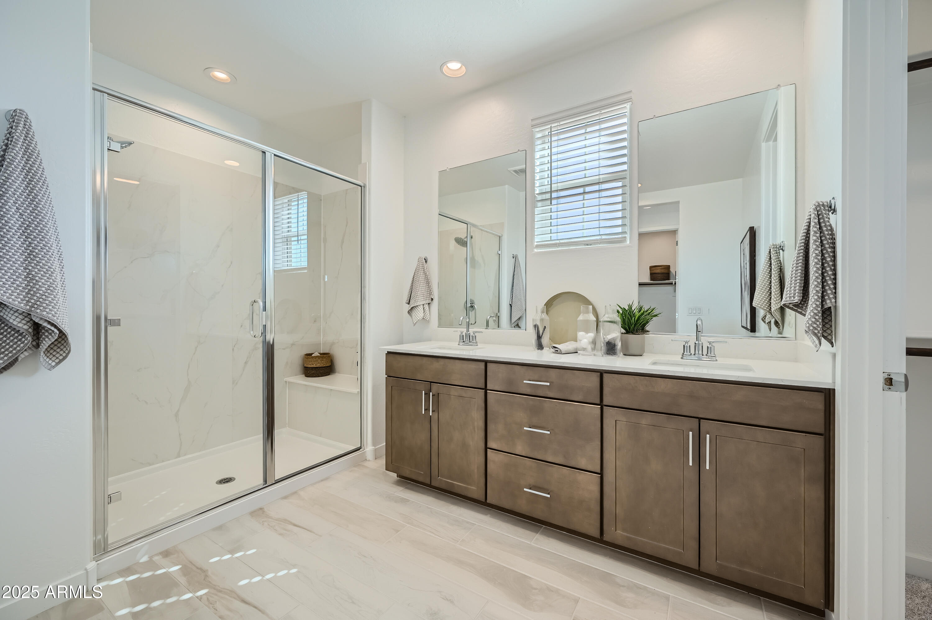 10049 E ULYSSES Avenue