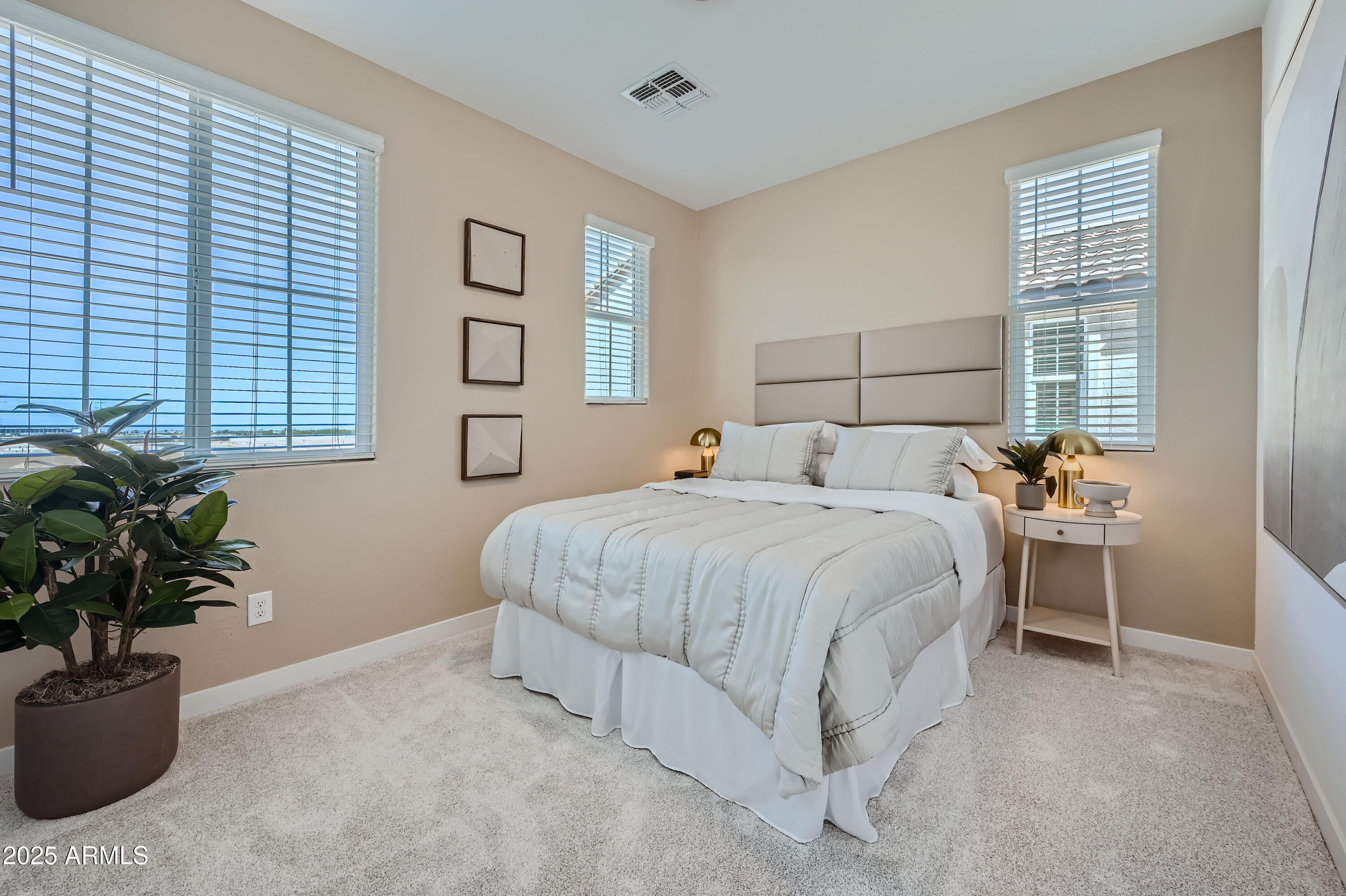 10049 E ULYSSES Avenue