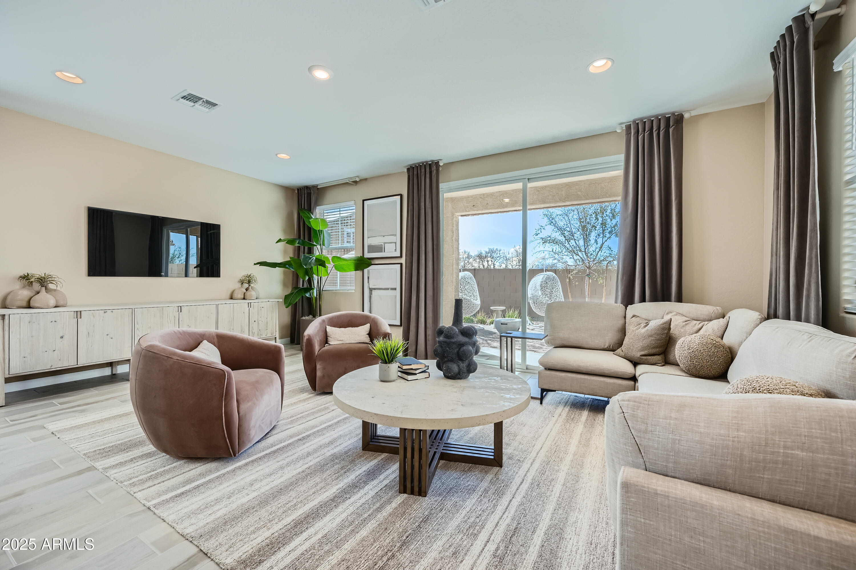 10049 E ULYSSES Avenue