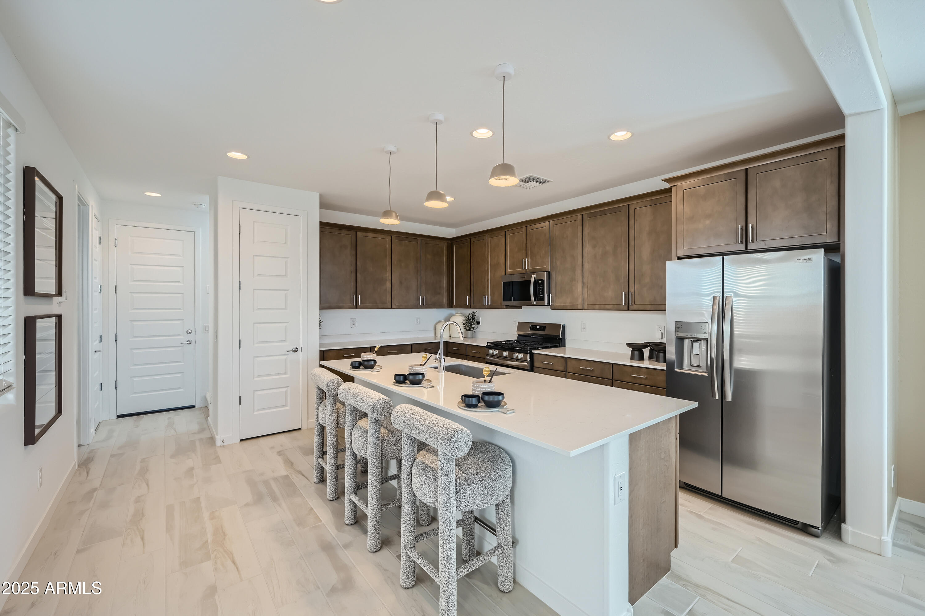 10049 E ULYSSES Avenue