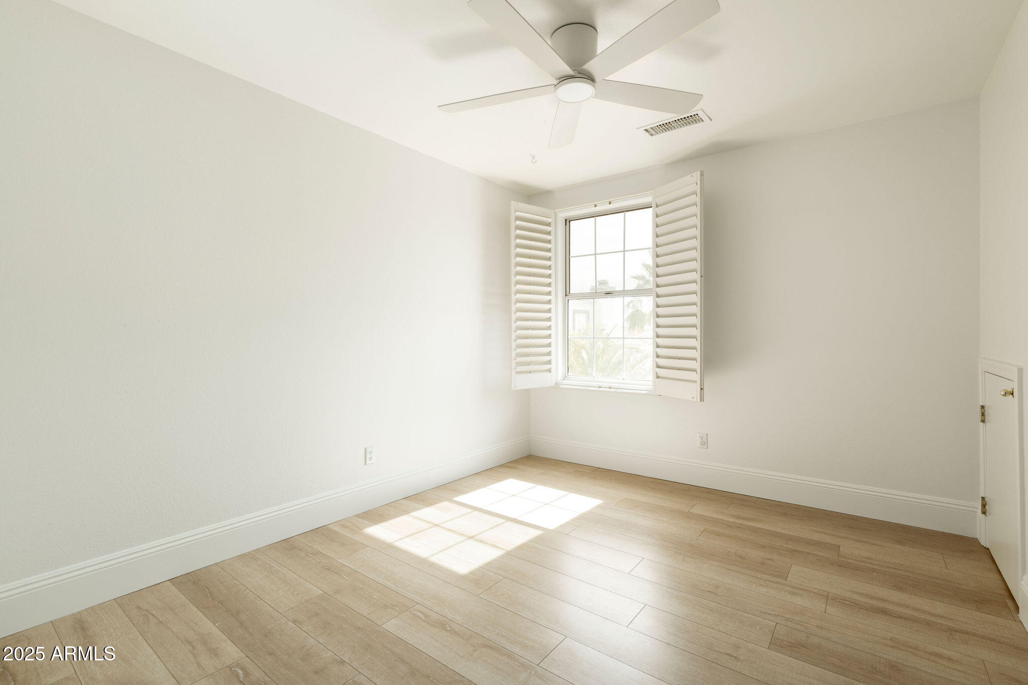 9224 E WINDROSE Drive