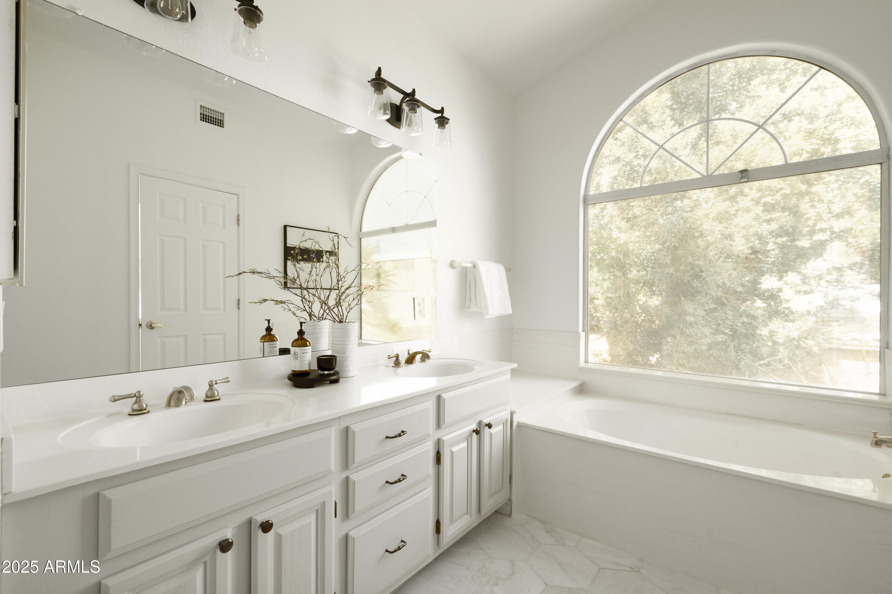 9224 E WINDROSE Drive