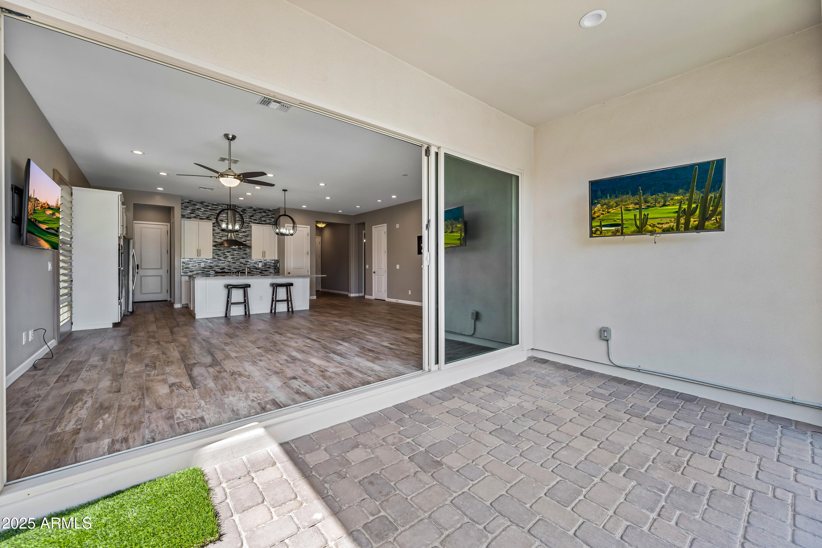 2315 W DUANE Lane