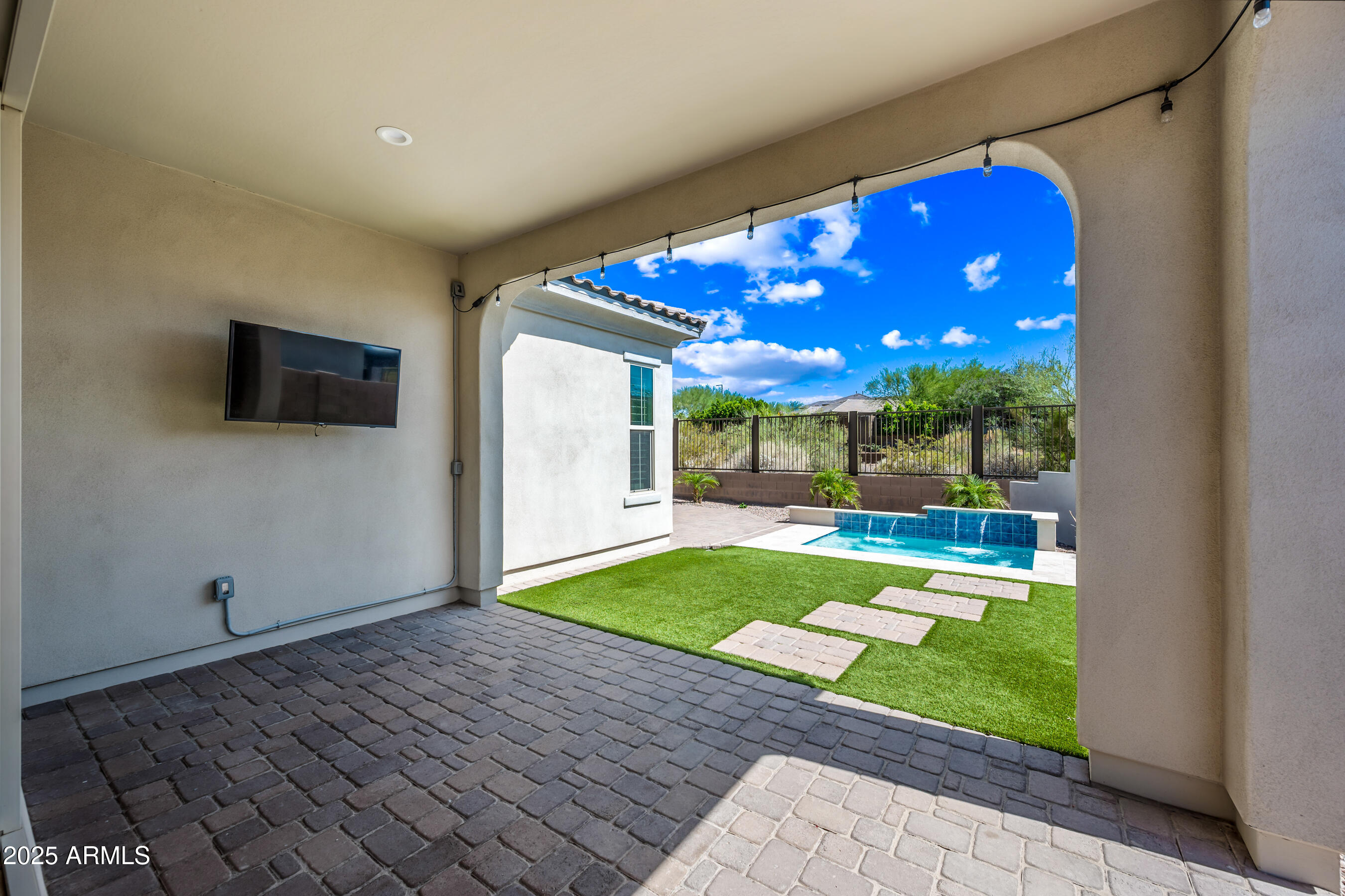 2315 W DUANE Lane