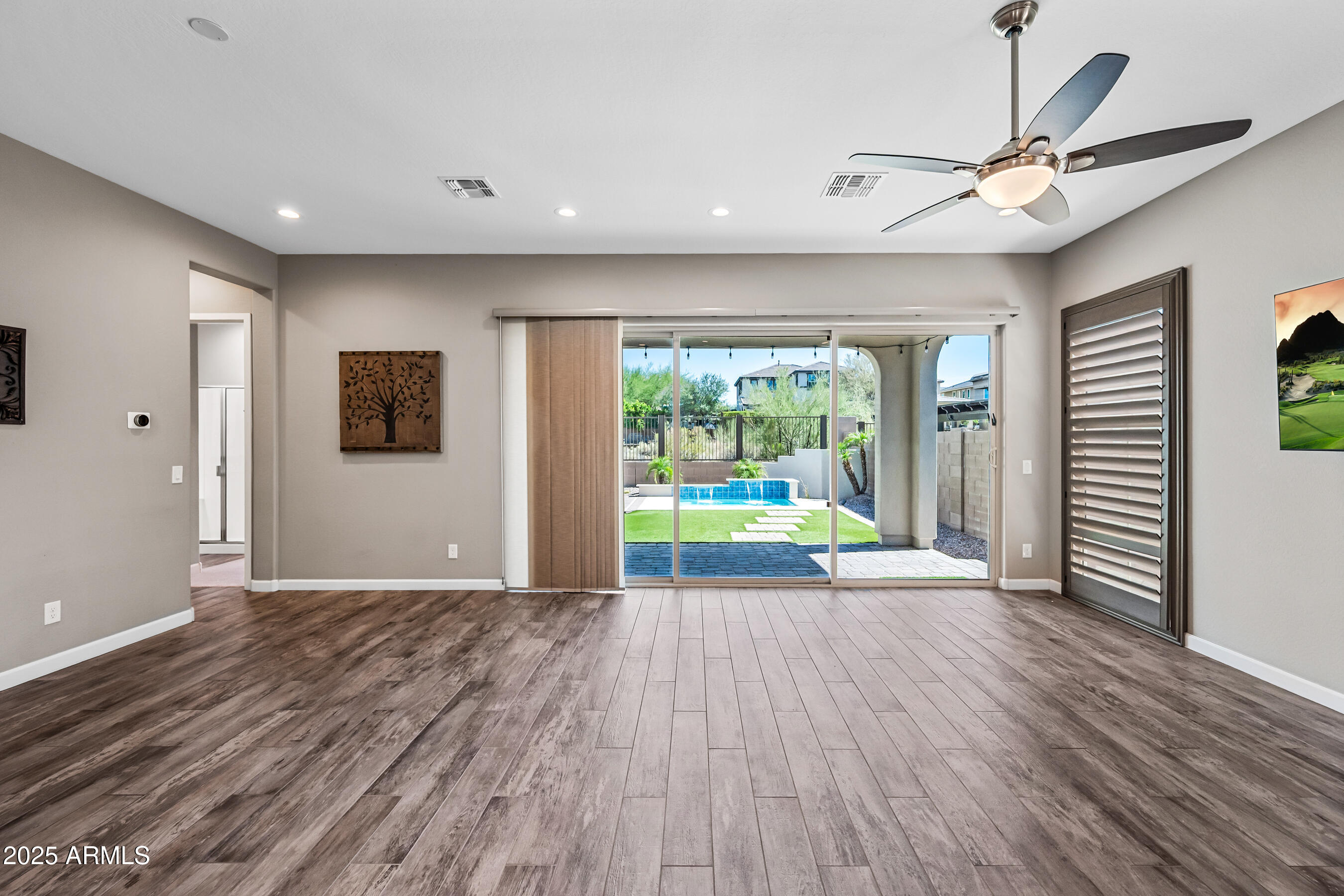2315 W DUANE Lane