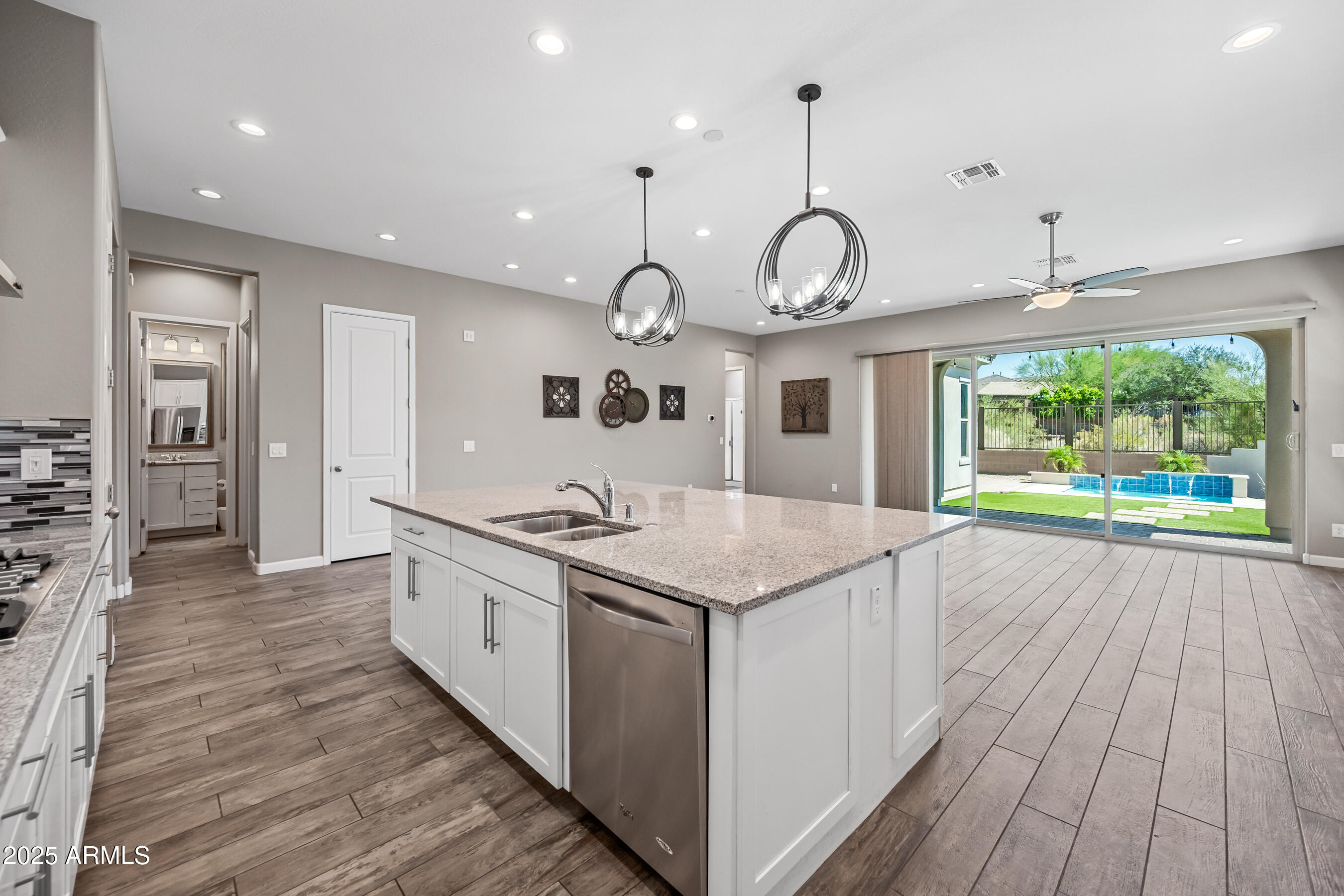 2315 W DUANE Lane