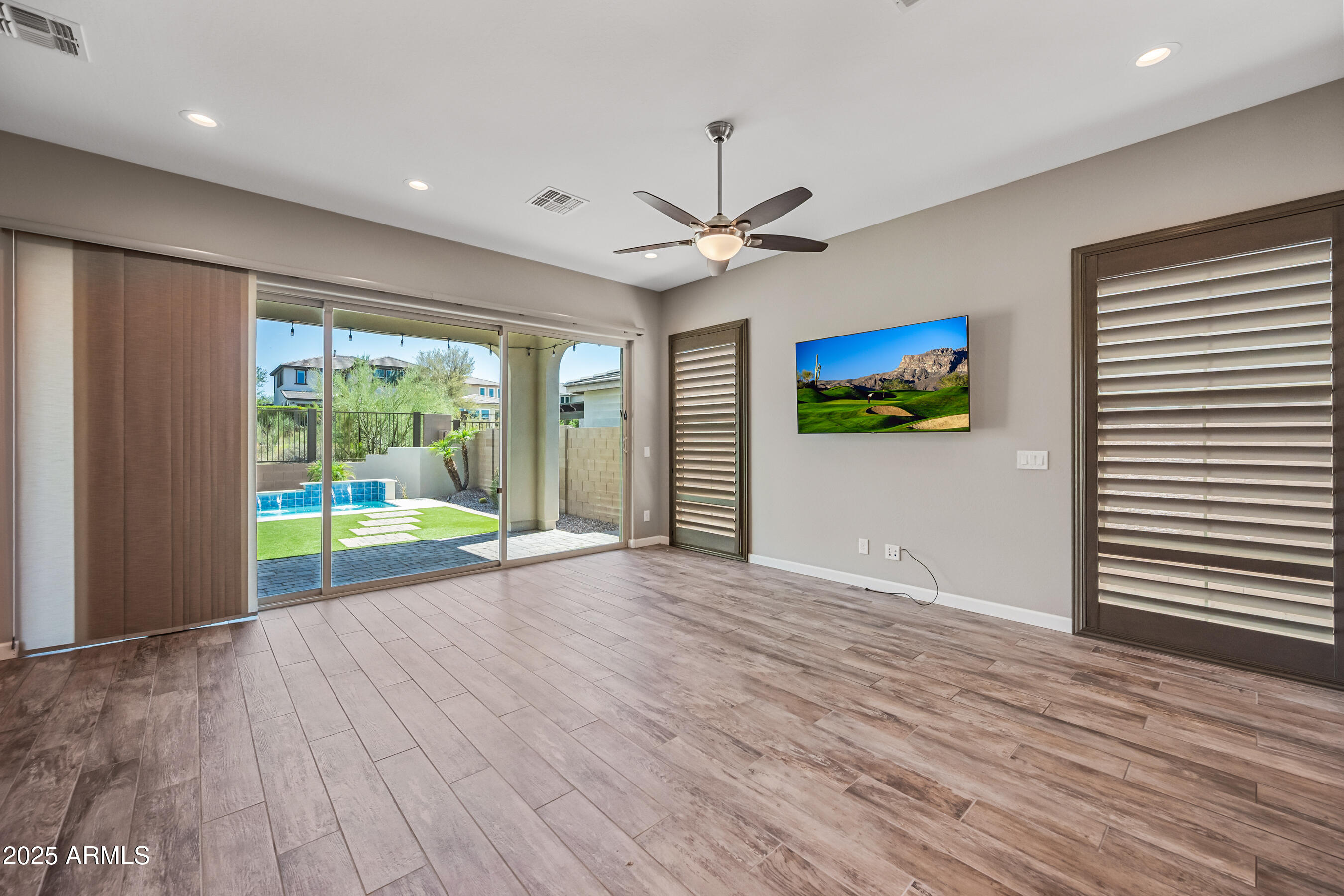 2315 W DUANE Lane