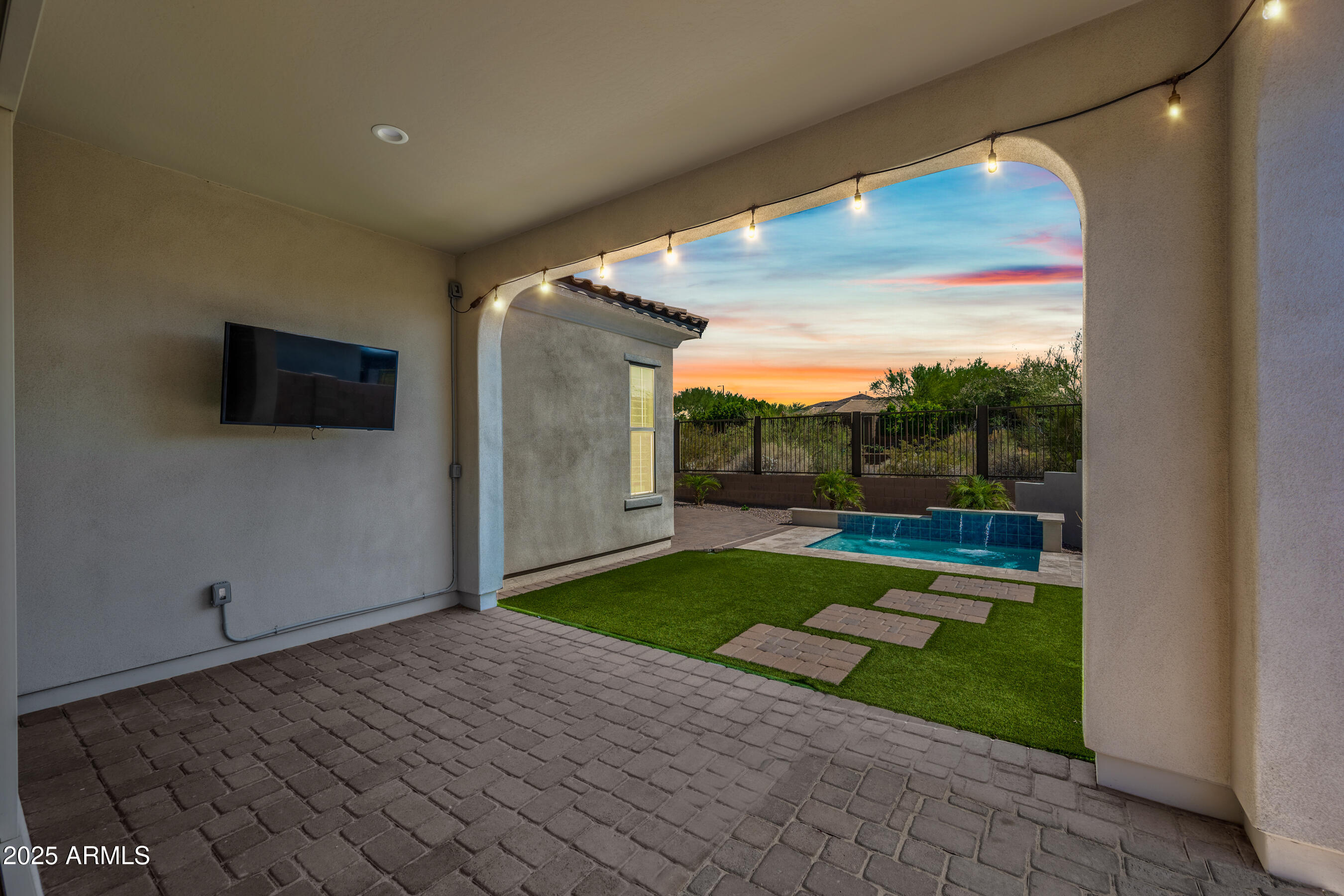 2315 W DUANE Lane
