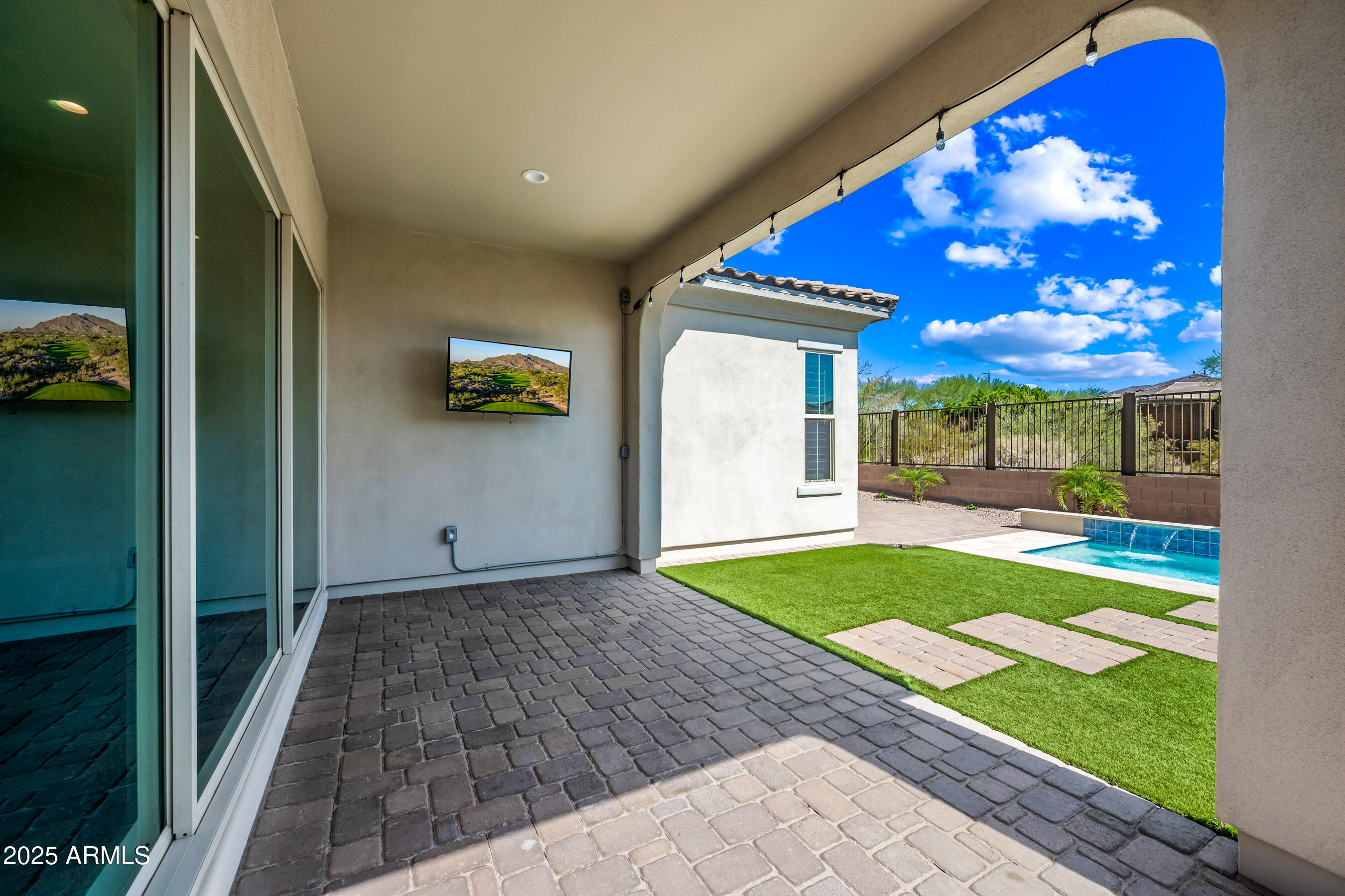 2315 W DUANE Lane