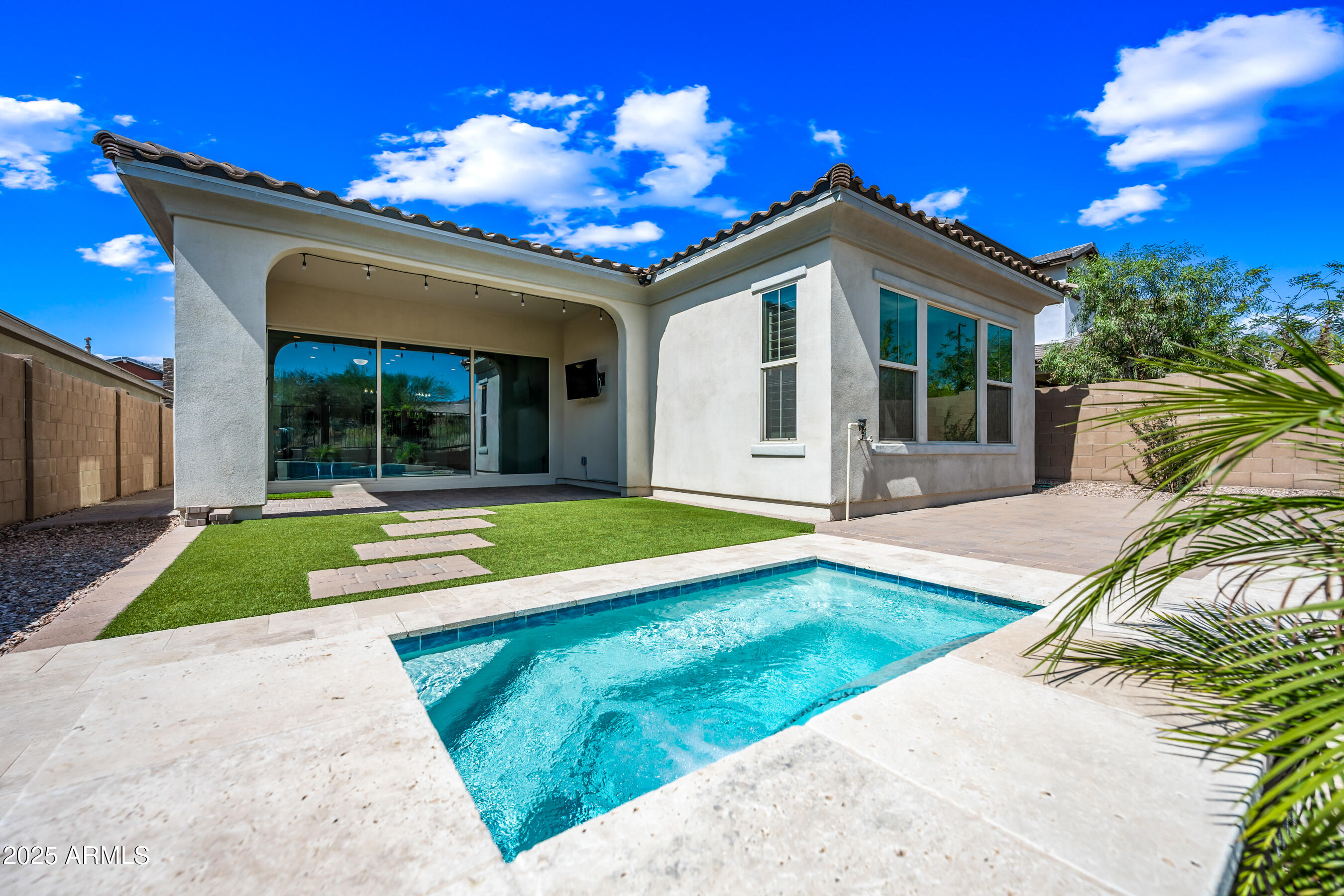2315 W DUANE Lane
