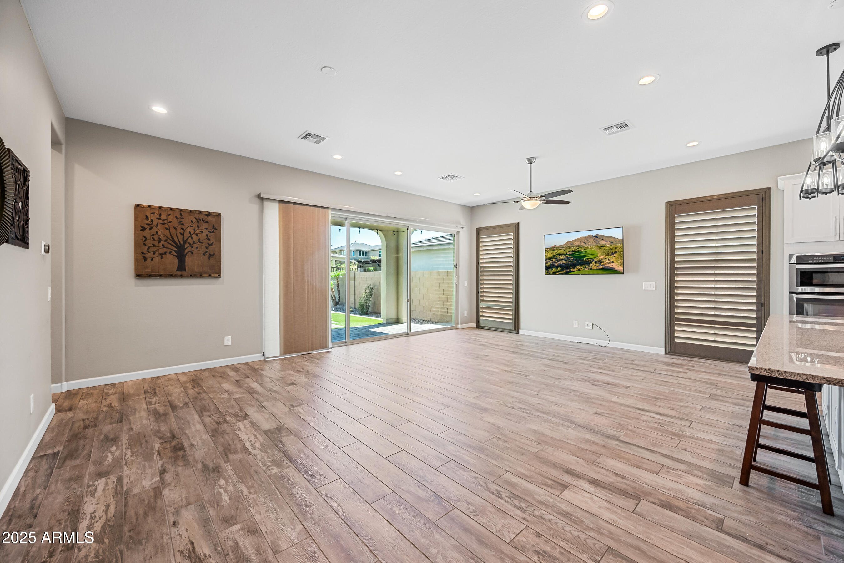 2315 W DUANE Lane