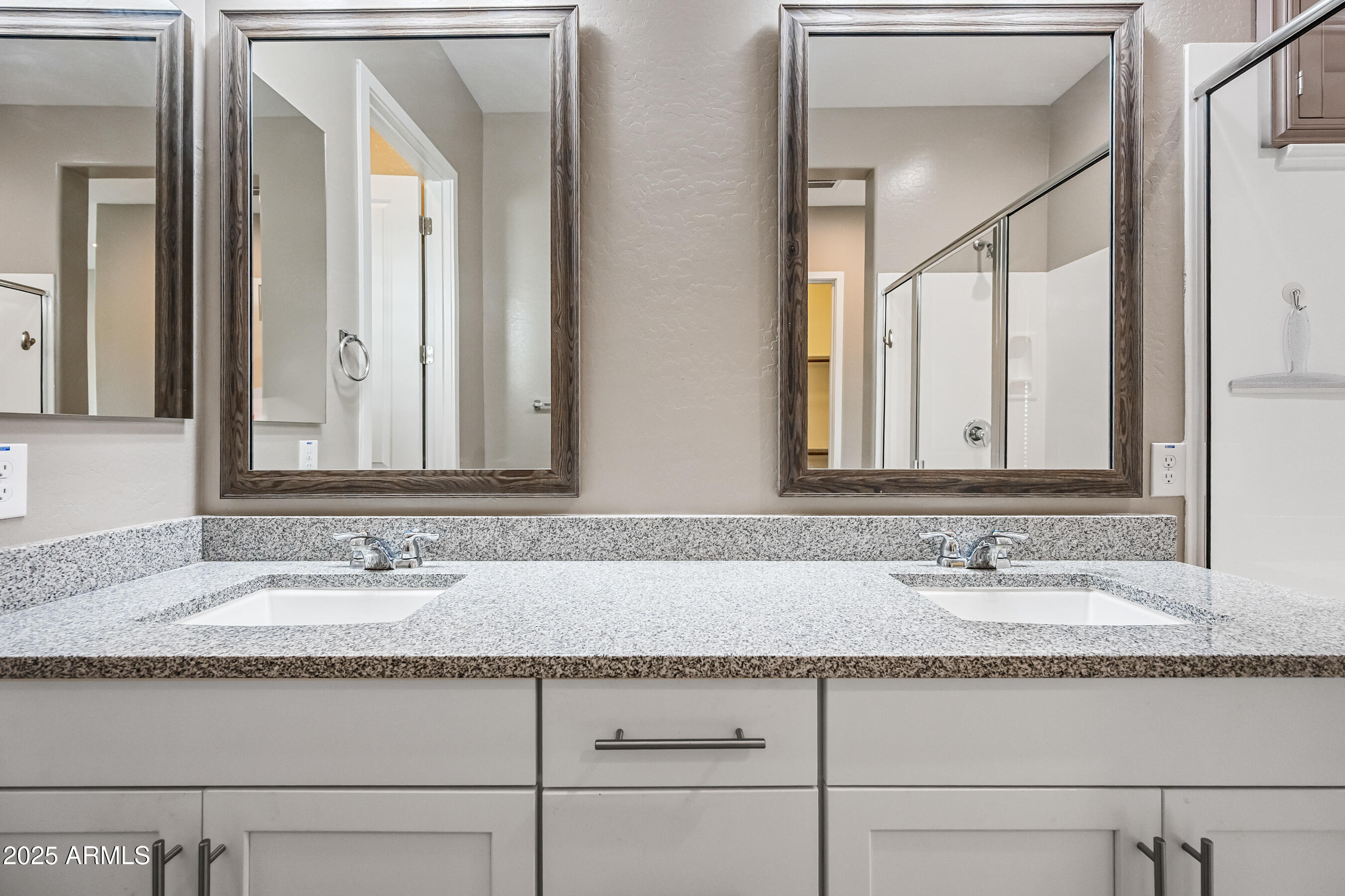 2315 W DUANE Lane