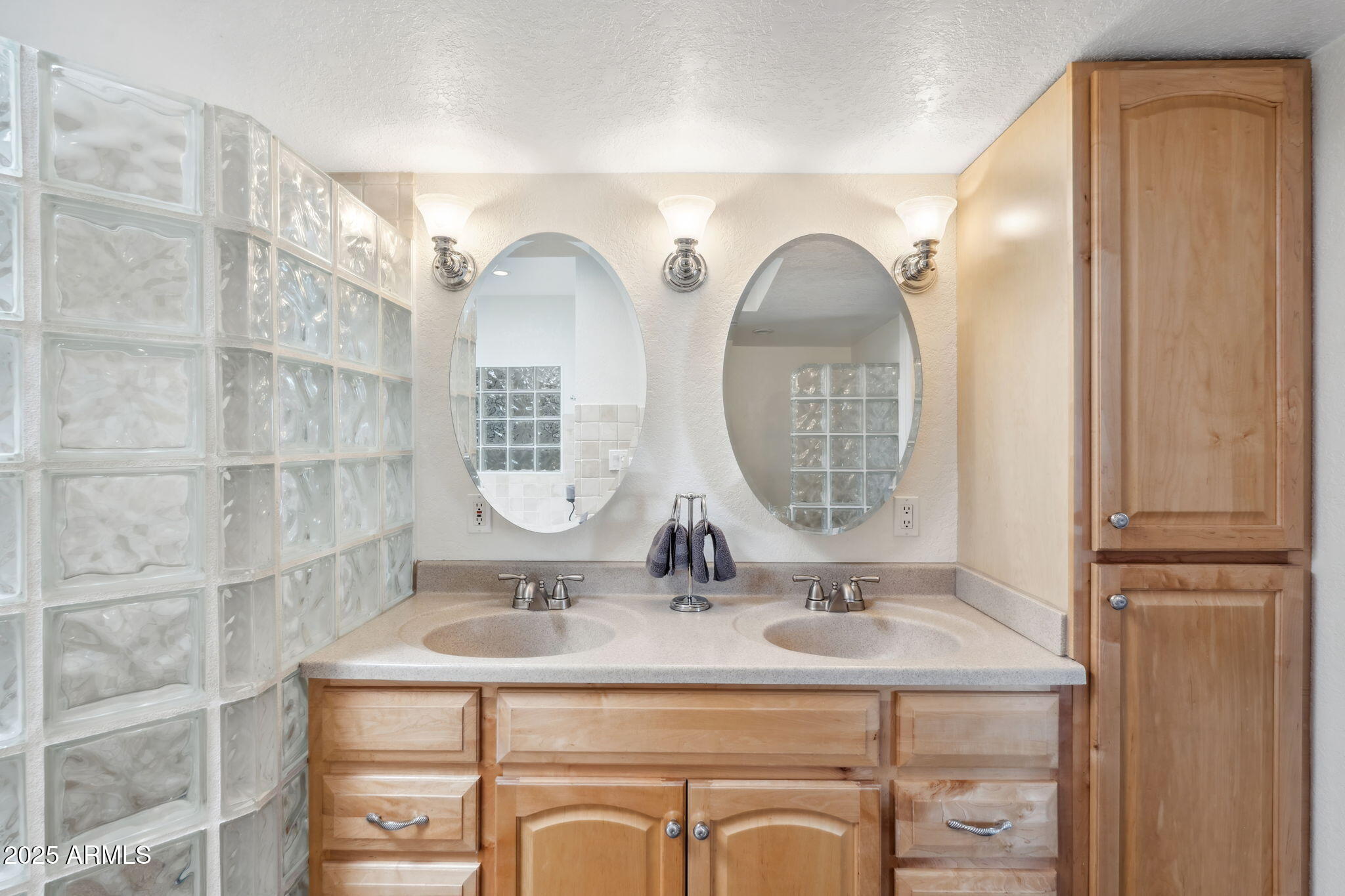 2016 E ORANGEWOOD Avenue