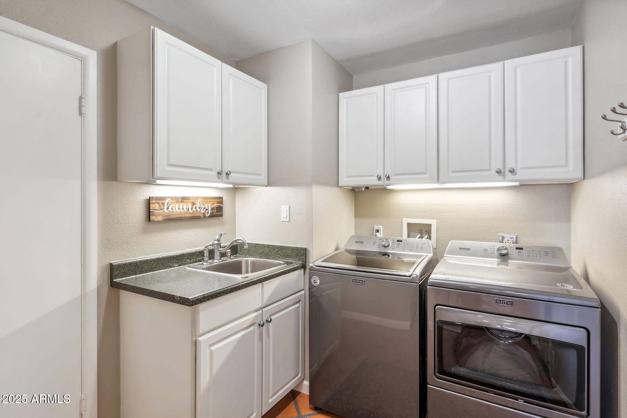 2016 E ORANGEWOOD Avenue