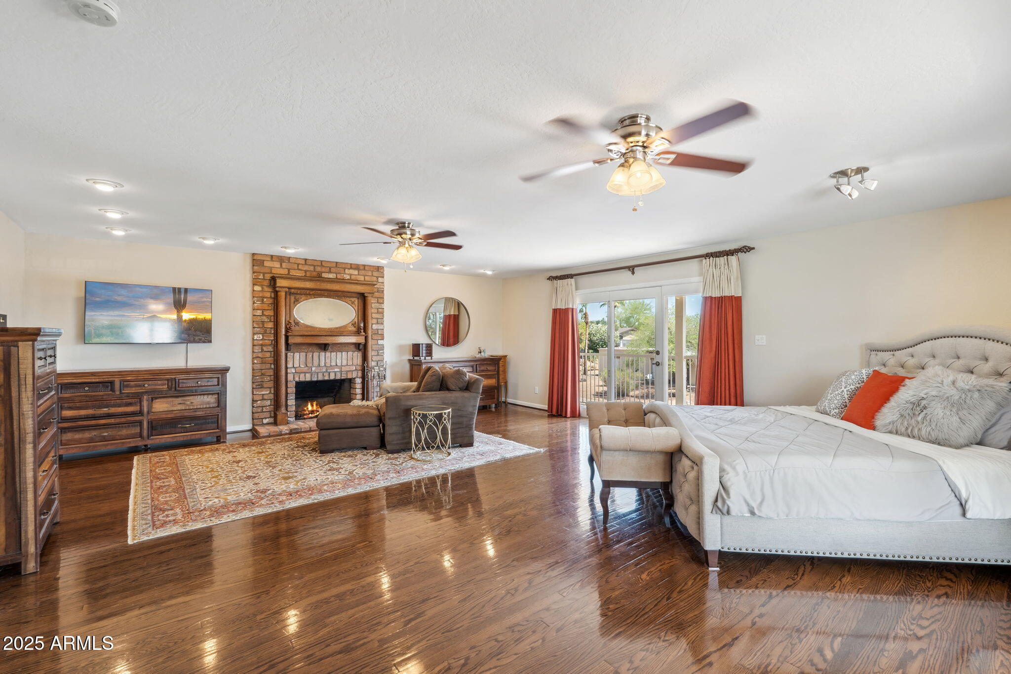 2016 E ORANGEWOOD Avenue