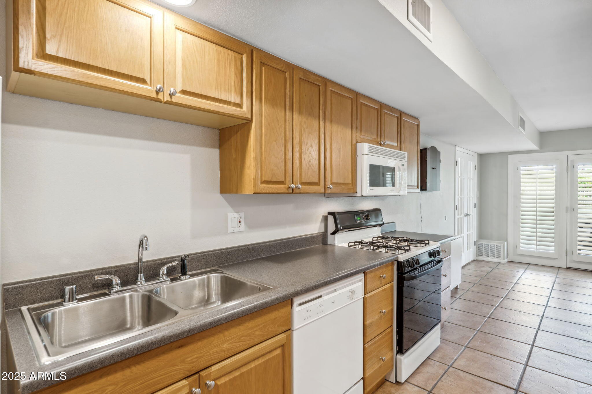 2016 E ORANGEWOOD Avenue