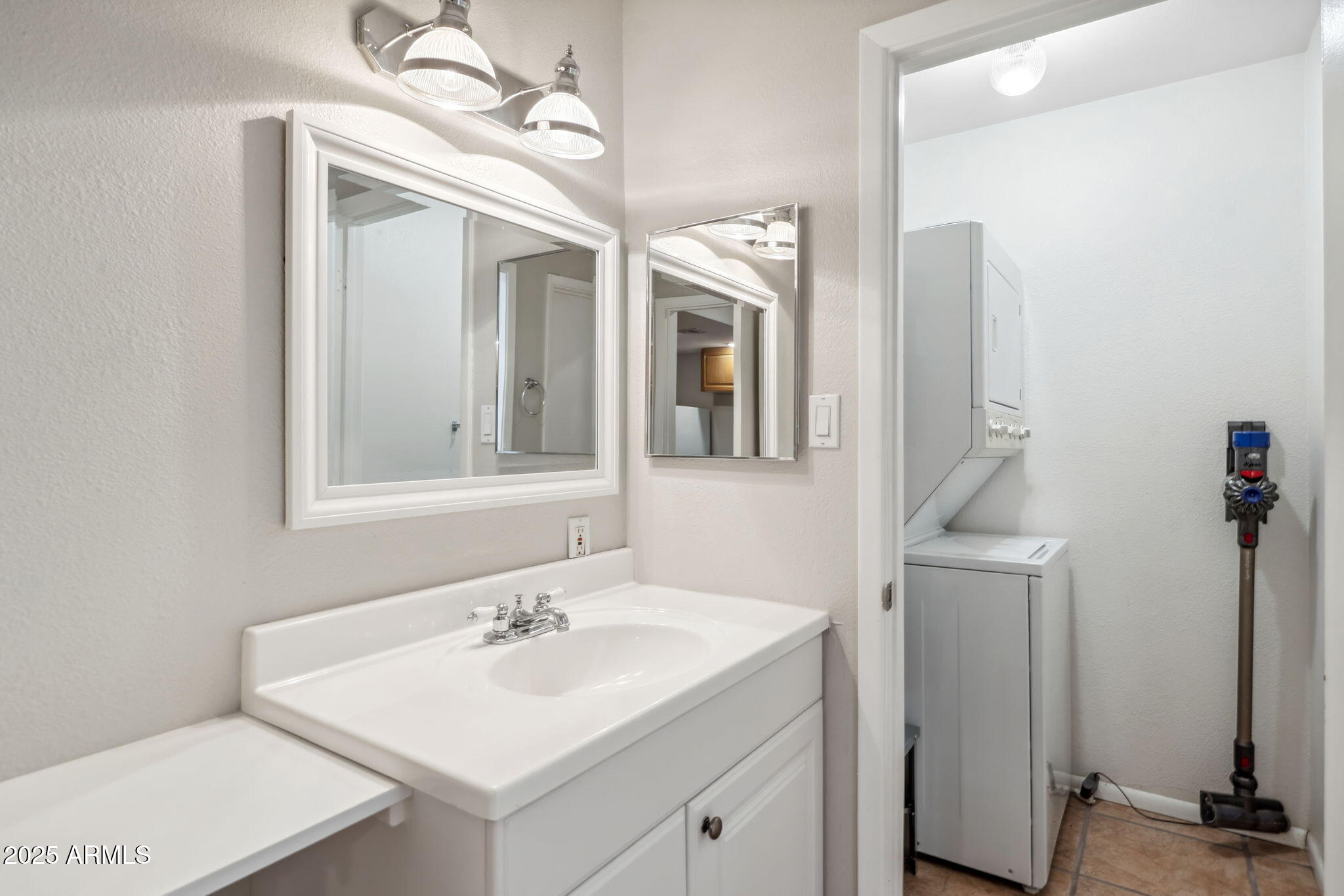 2016 E ORANGEWOOD Avenue