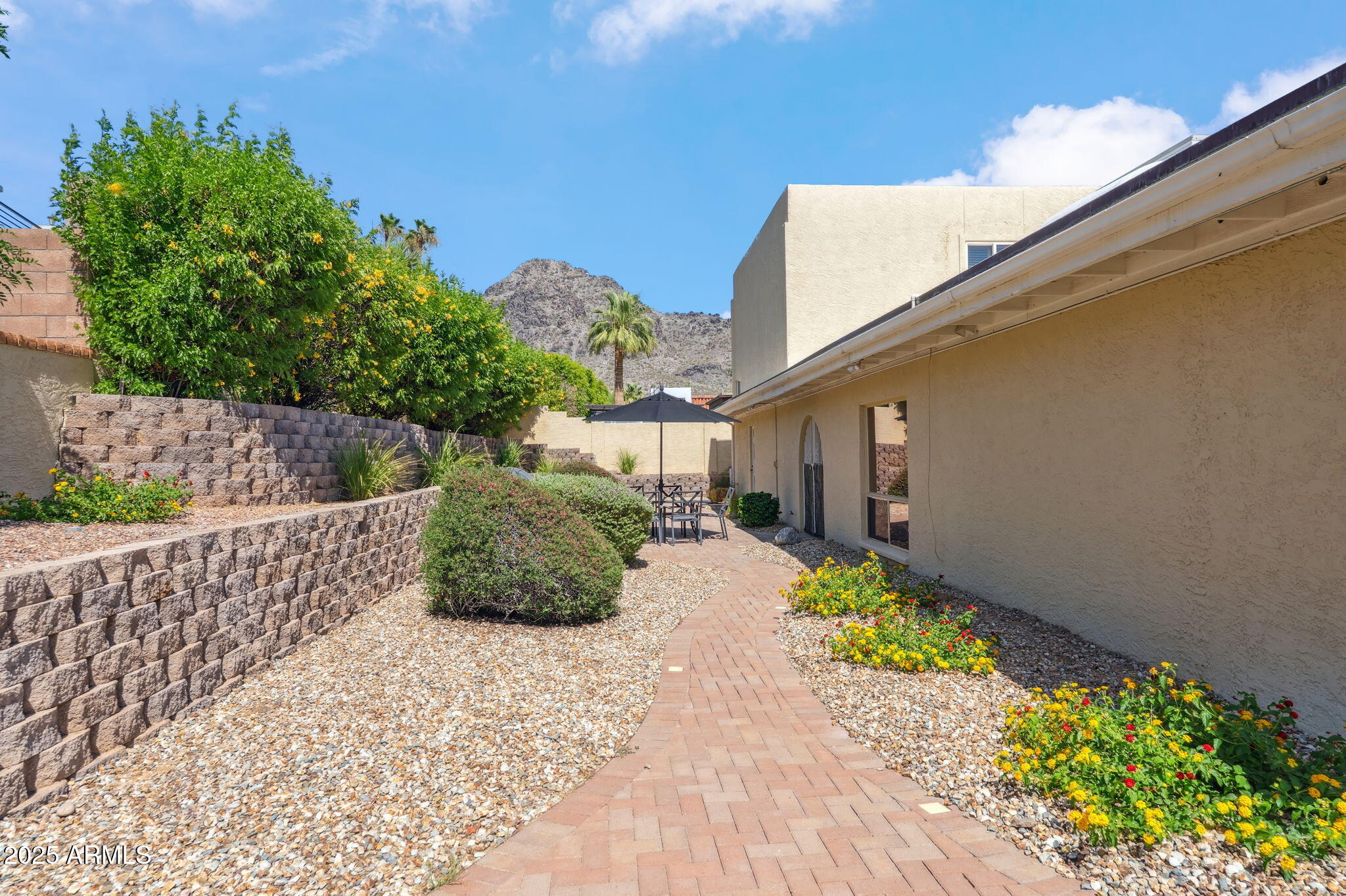 2016 E ORANGEWOOD Avenue