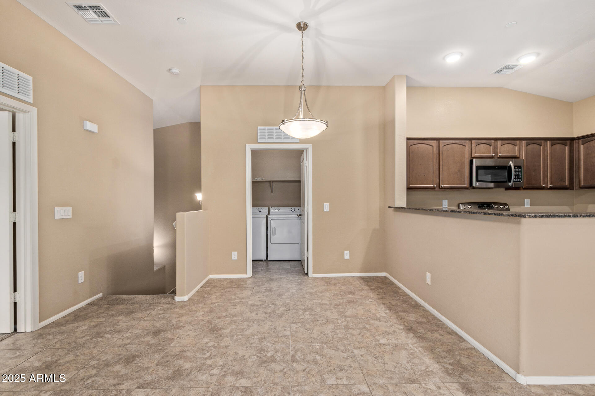 2725 E MINE CREEK Road, 2146
